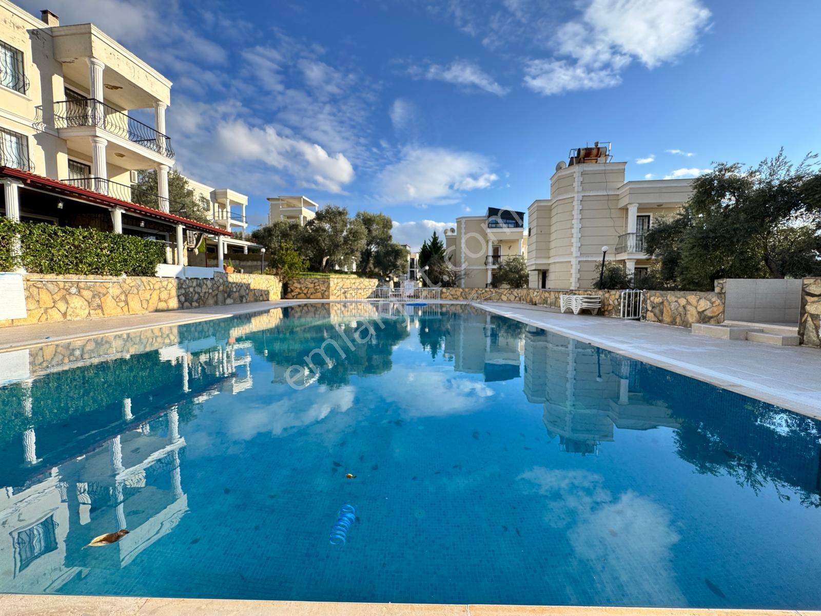 Kuşadası'nda Müstakil Deniz Manzaralı Havuzlu Sitede Ful Eşyalı Satılık Villa - Görsel 3