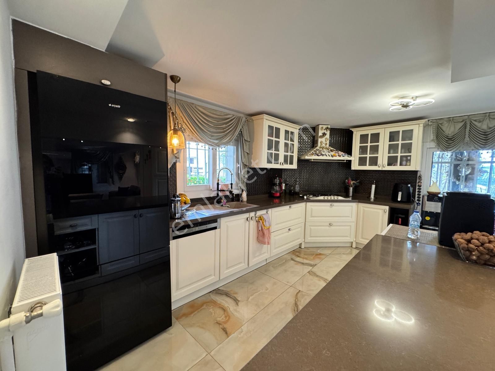 Kuşadası'nda Müstakil Deniz Manzaralı Havuzlu Sitede Ful Eşyalı Satılık Villa - Görsel 17