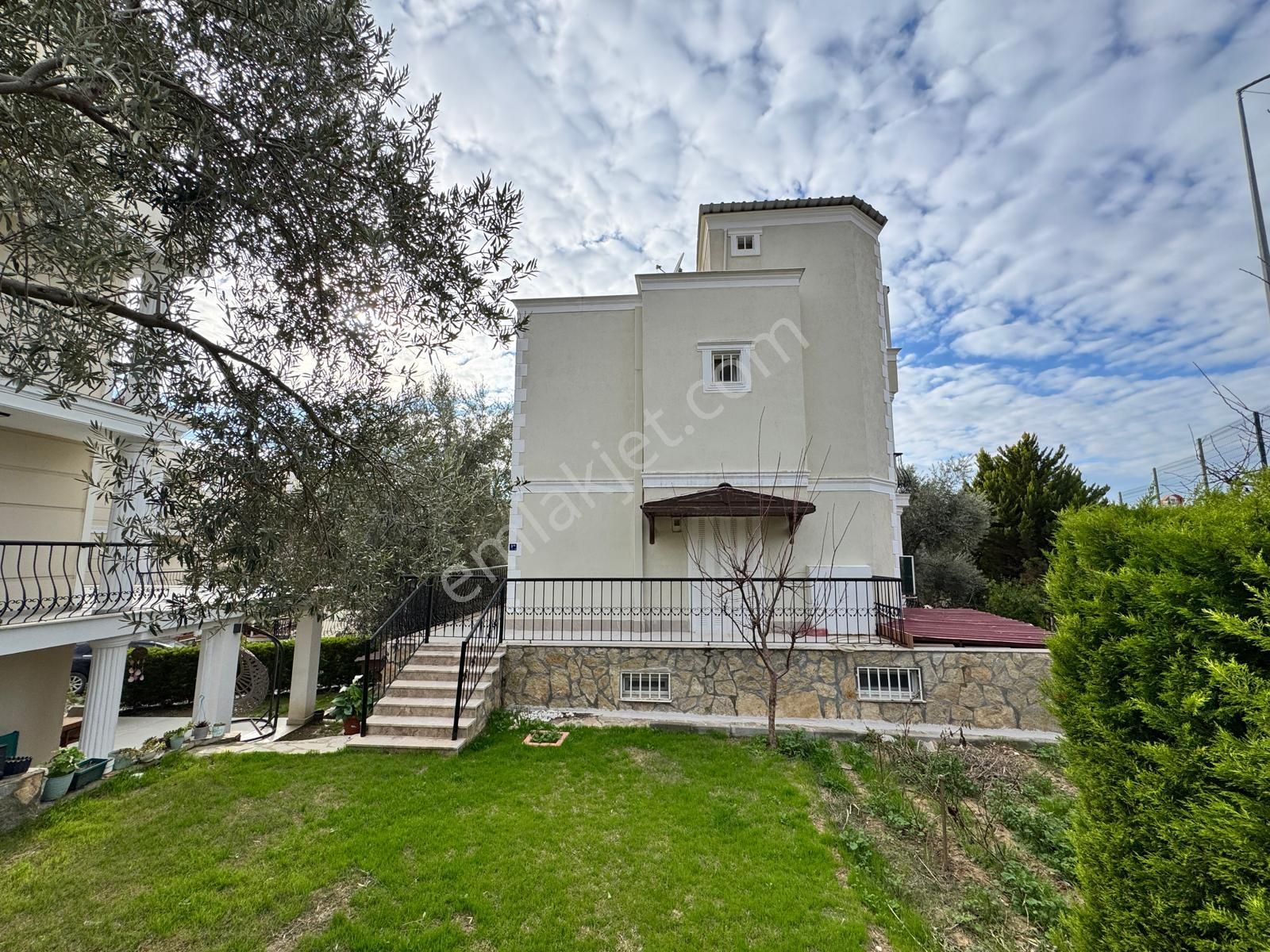 Kuşadası'nda Müstakil Deniz Manzaralı Havuzlu Sitede Ful Eşyalı Satılık Villa - Görsel 4