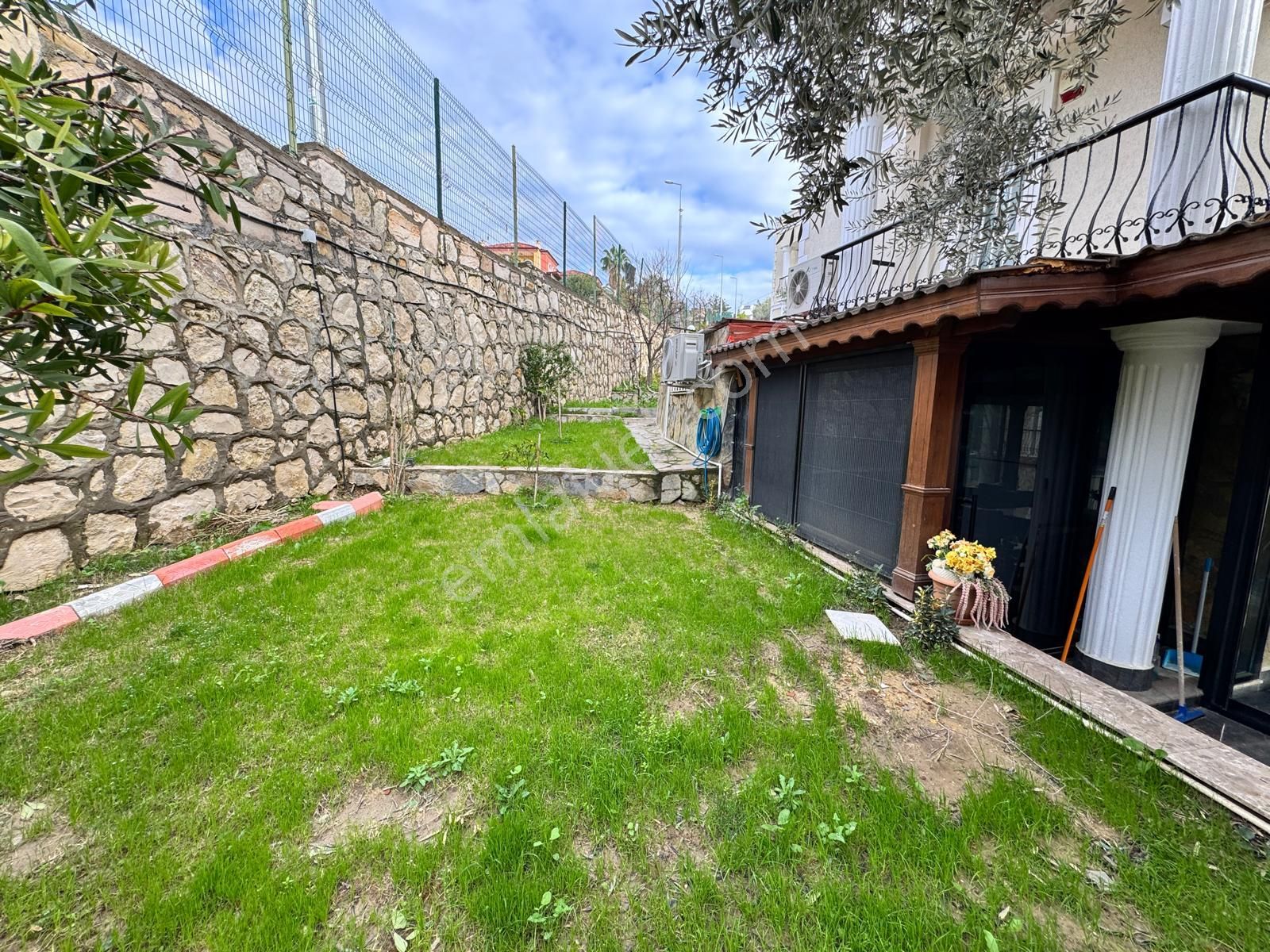 Kuşadası'nda Müstakil Deniz Manzaralı Havuzlu Sitede Ful Eşyalı Satılık Villa - Görsel 9