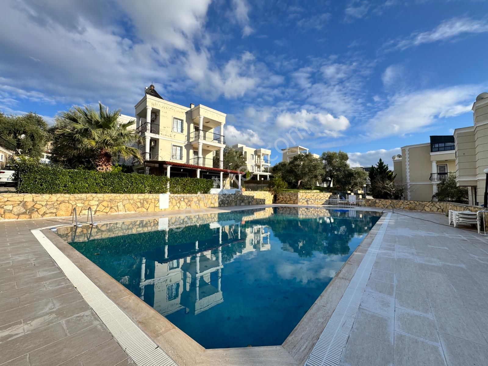 Kuşadası'nda Müstakil Deniz Manzaralı Havuzlu Sitede Ful Eşyalı Satılık Villa