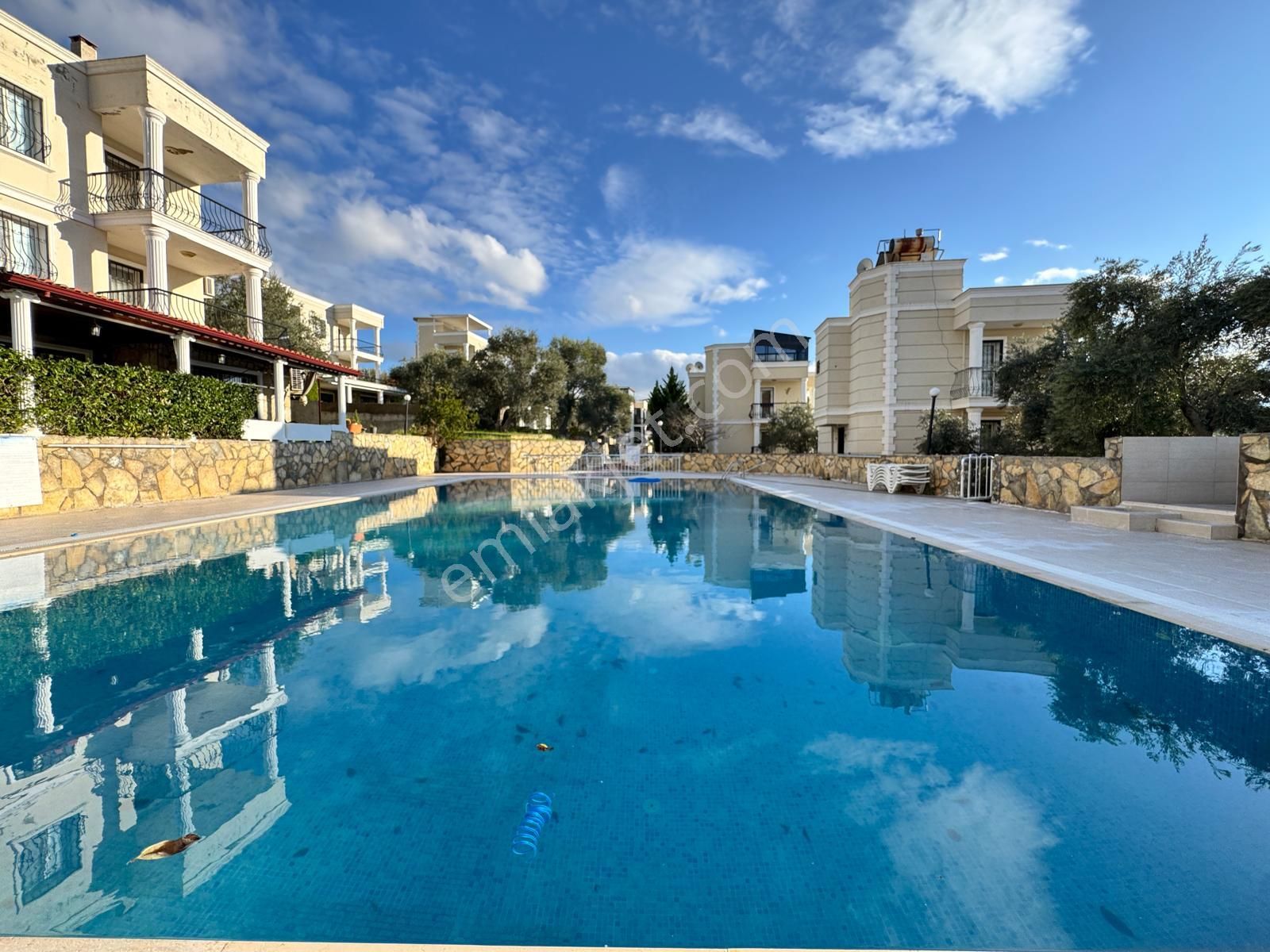 Kuşadası'nda Müstakil Deniz Manzaralı Havuzlu Sitede Ful Eşyalı Satılık Villa - Görsel 2