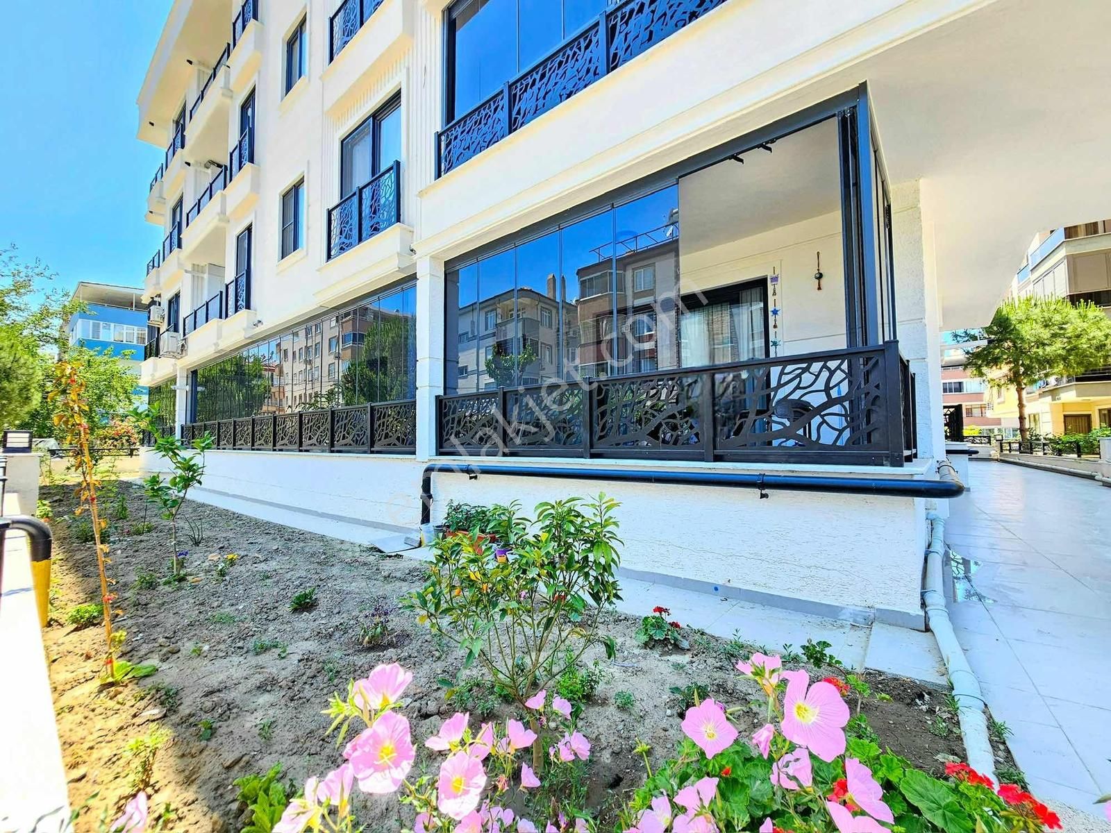 Gürsoy'dan Altınkumda Doğalgazlı Ön Cephe Full Eşyalı 1+1