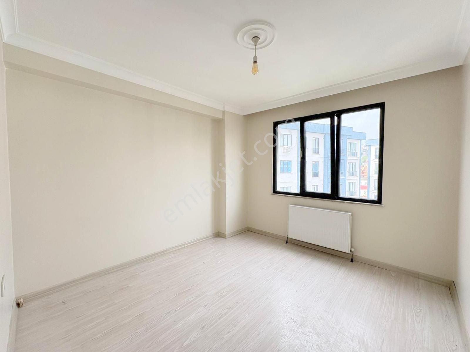 Mertcan'dan Metroya 5dk Havuzlu Güvenlikli Site İçi Ara Kat 2+1