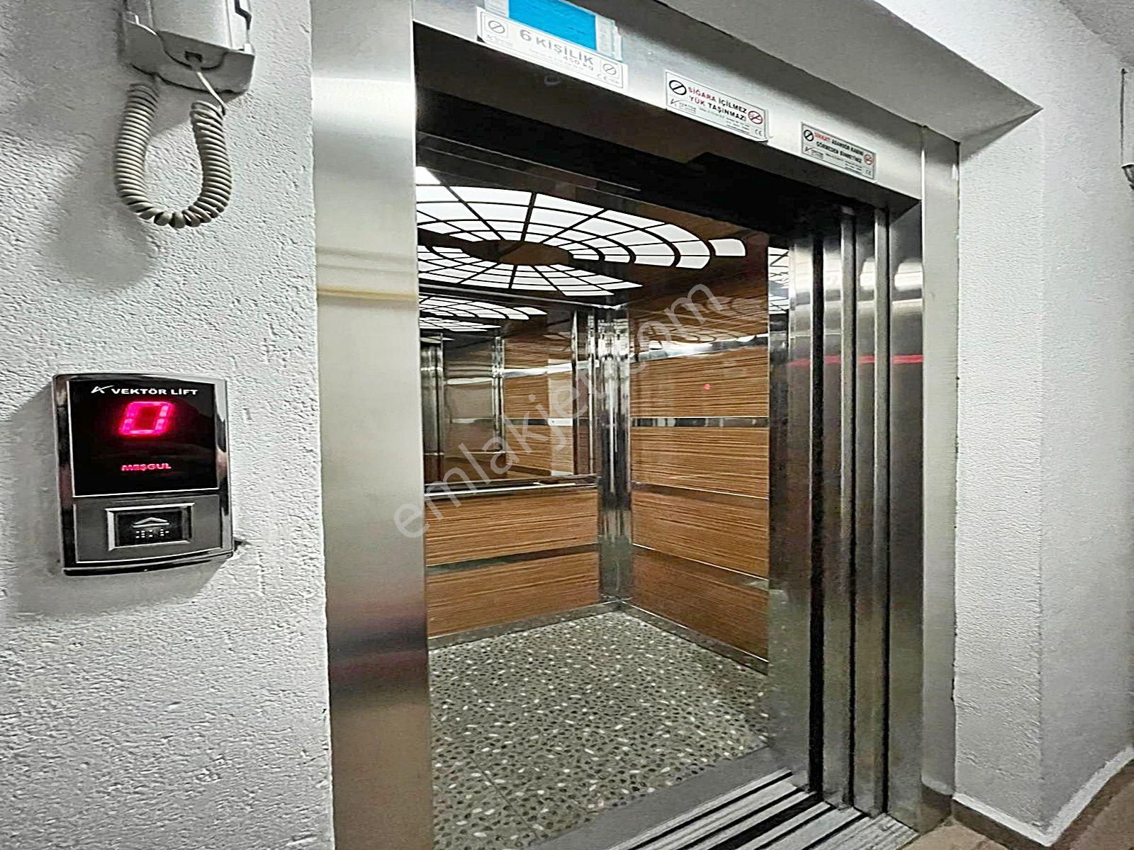 Akevler'de Metrobüse Yakın Balkonlu 3+1 Geniş Daire !!! - Görsel 17