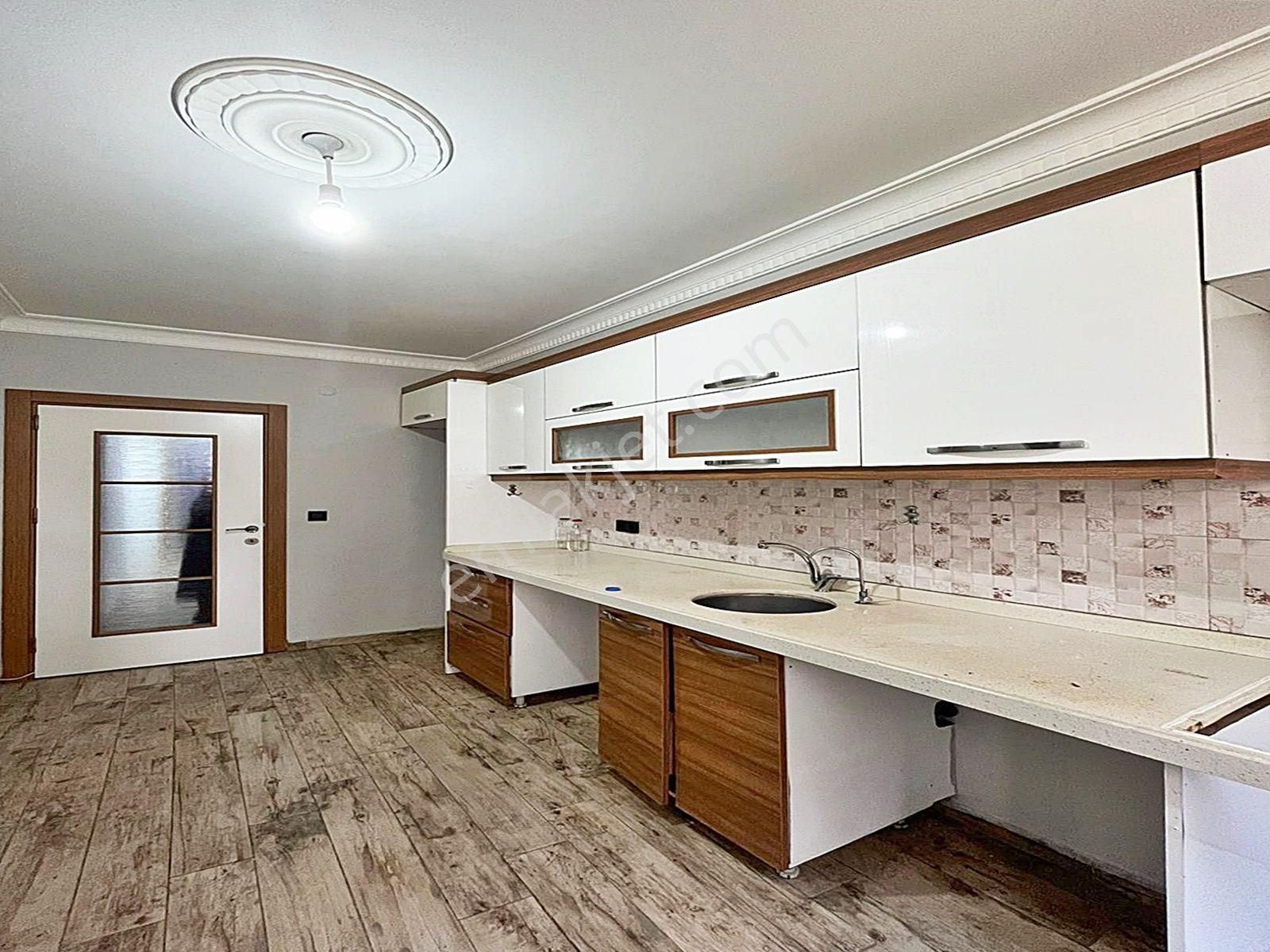 Akevler'de Metrobüse Yakın Balkonlu 3+1 Geniş Daire !!! - Görsel 7