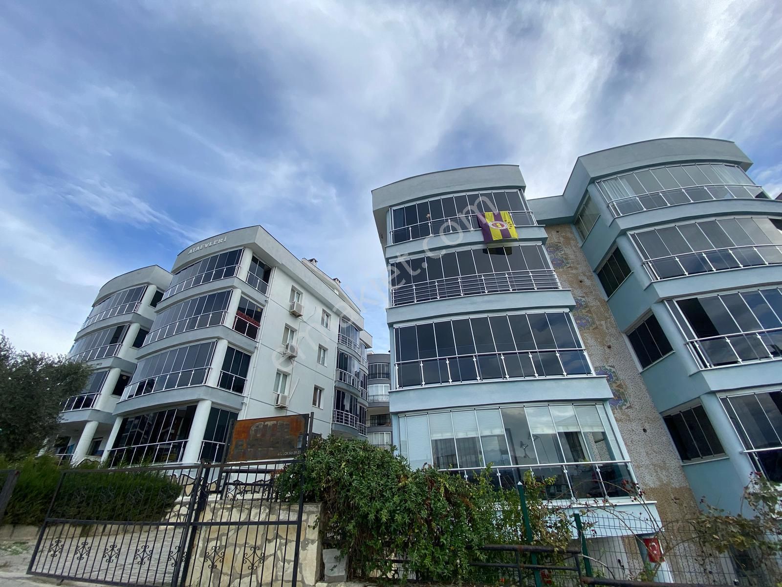 Kuşadası'nda 3+1 Önü Açık Cam Balkonlu Geniş Satılık Lüks Daire - Görsel 3