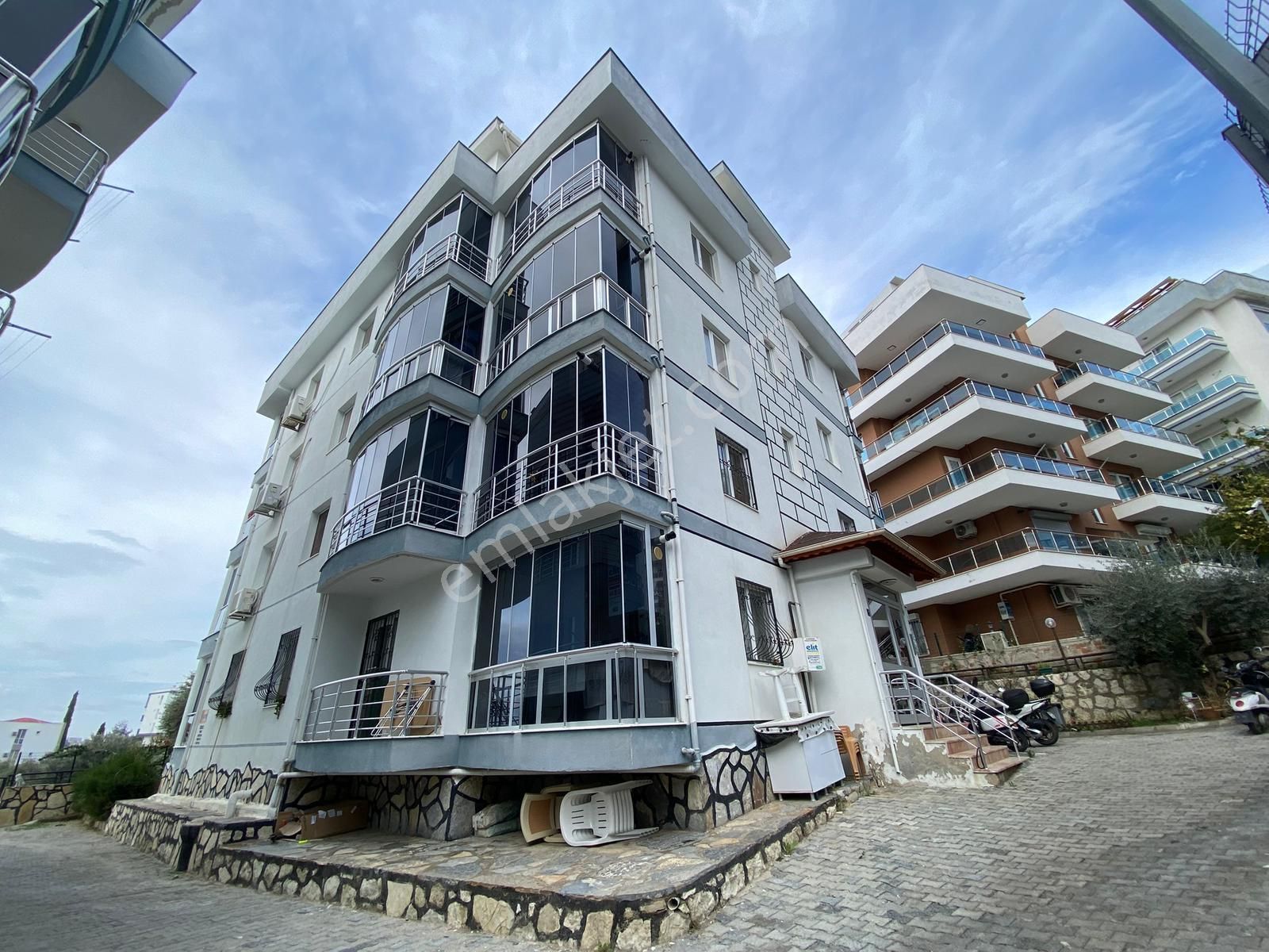 Kuşadası'nda 3+1 Önü Açık Cam Balkonlu Geniş Satılık Lüks Daire - Görsel 2