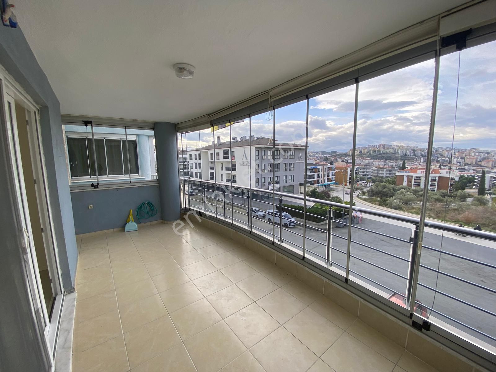 Kuşadası'nda 3+1 Önü Açık Cam Balkonlu Geniş Satılık Lüks Daire - Görsel 9