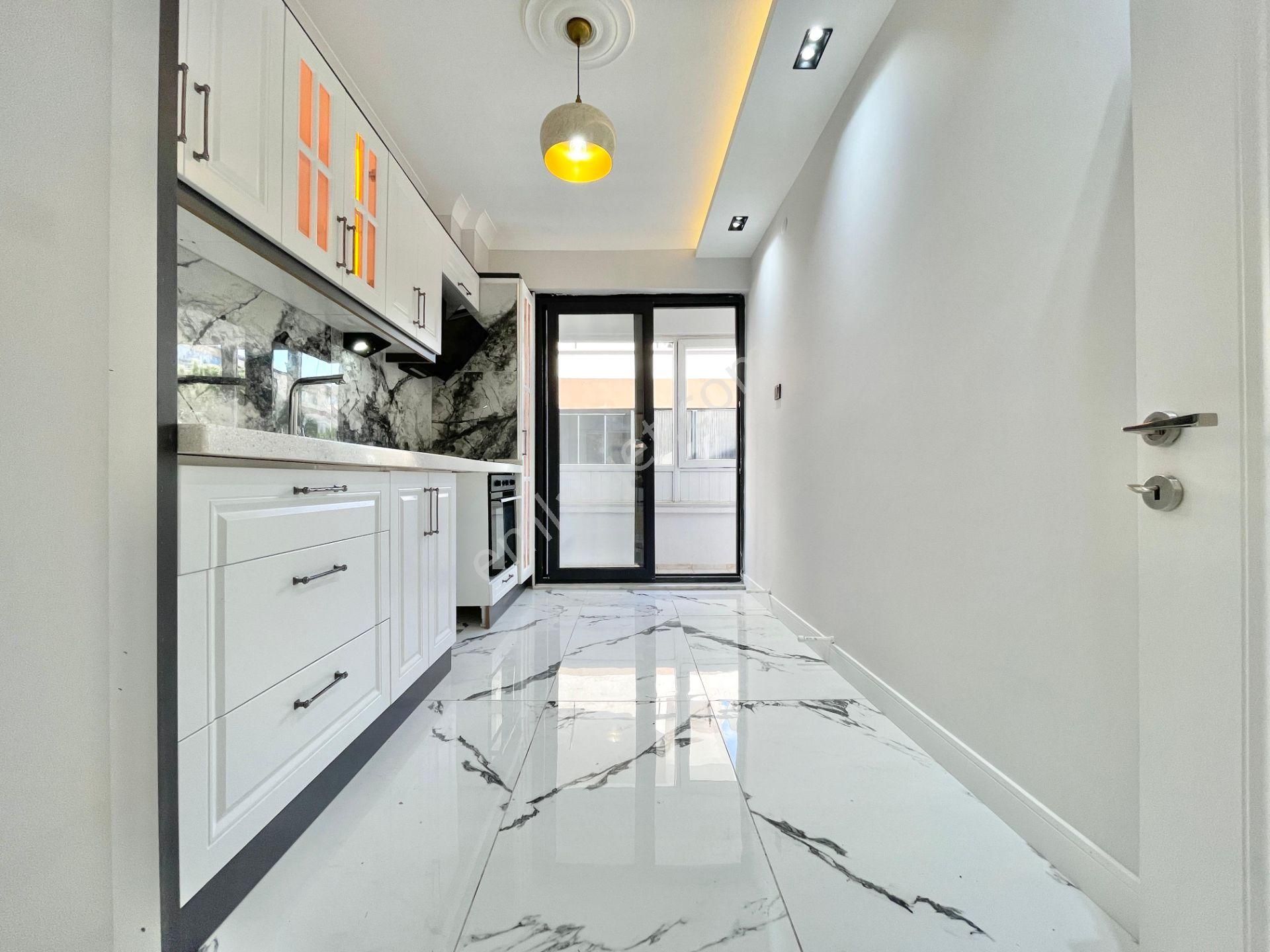 Berkay Demirel'den Altınkumda Ayrı Mutfak Ön Cephe Çift Balkon 2+1 Daire