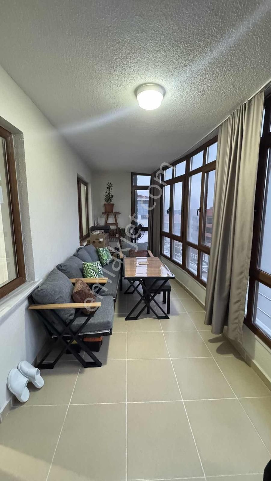 Villa Bölgesinde Site İçerisinde 3+1 Geniş Balkon Severlere
