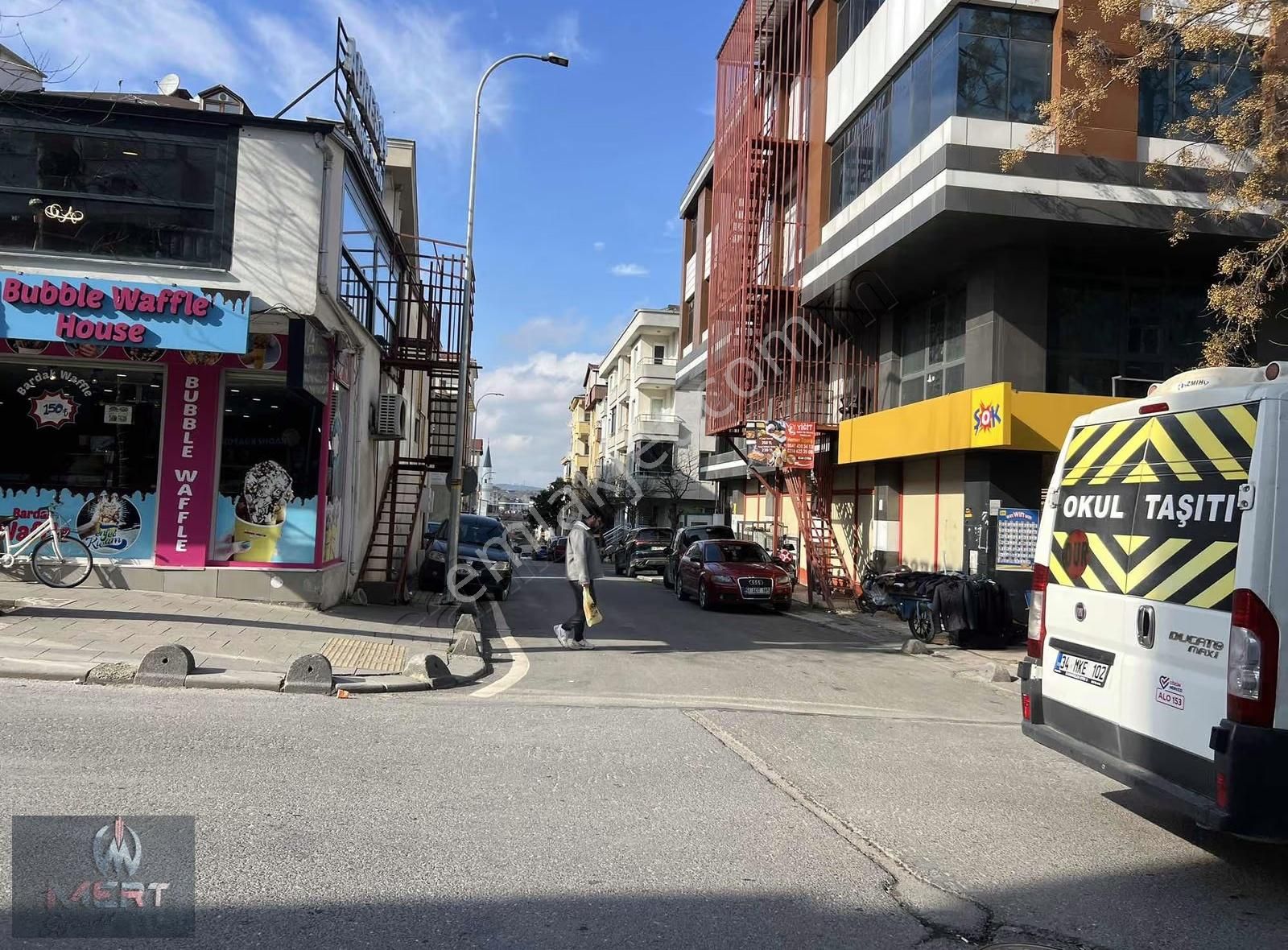 Sancaktepe Demokrasi Caddesinde Satılık İskanlı Dükkan