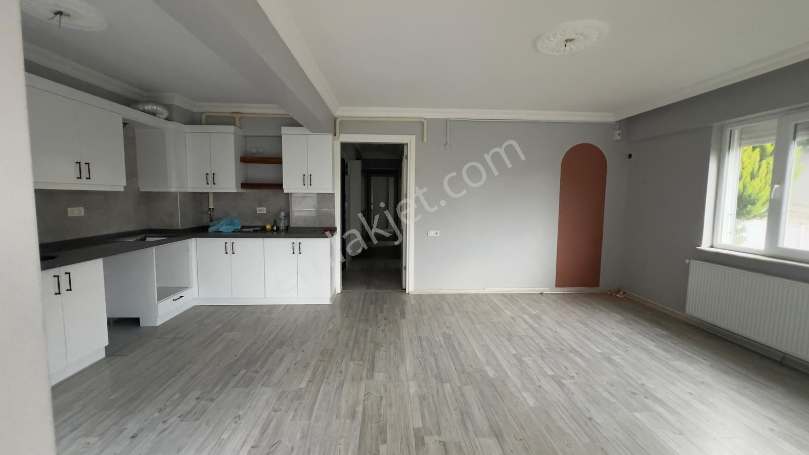 Kuşadası Ege Mahallesi'nde Kat Mülkiyetli Satılık 3+1 Havuzlu Daire