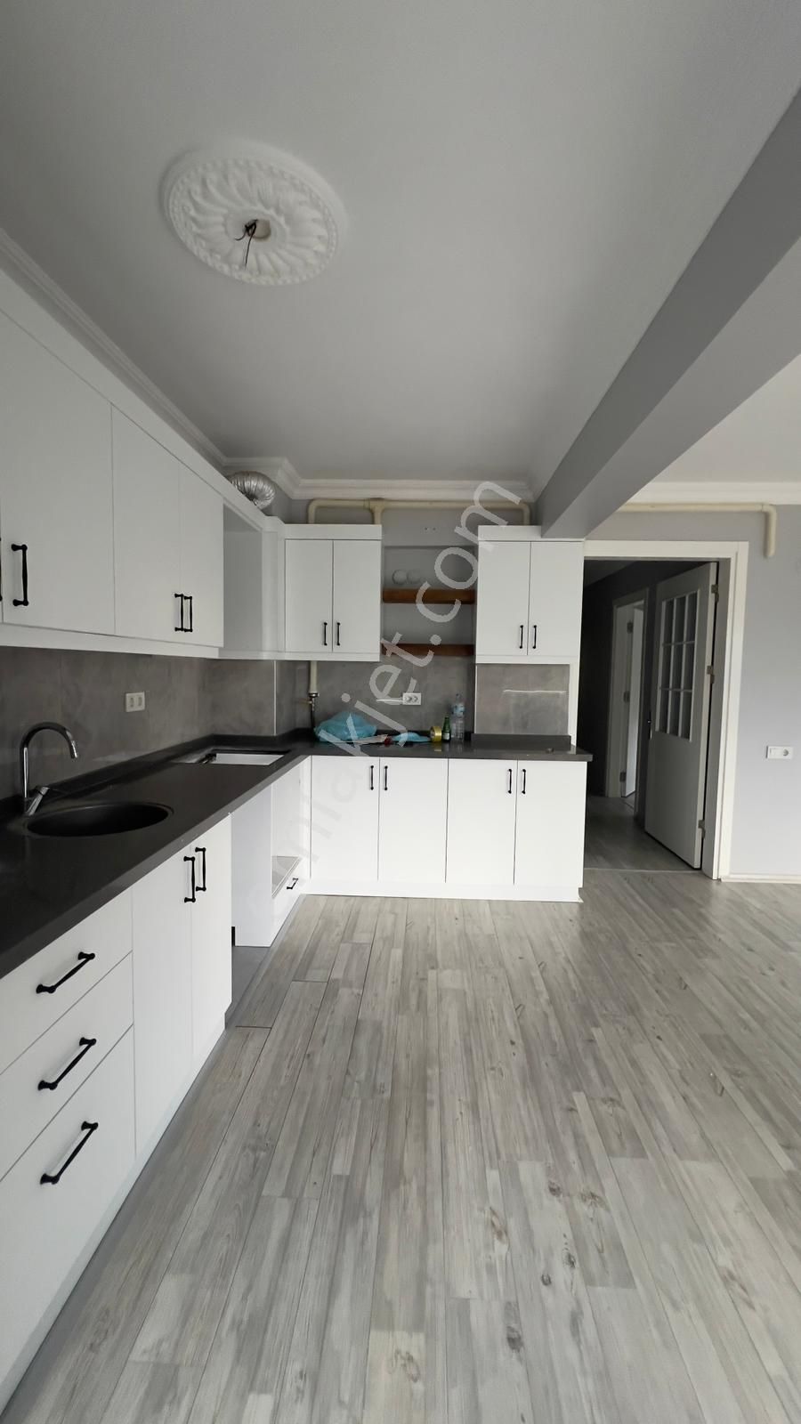 Kuşadası Ege Mahallesi'nde Kat Mülkiyetli Satılık 3+1 Havuzlu Daire - Görsel 3