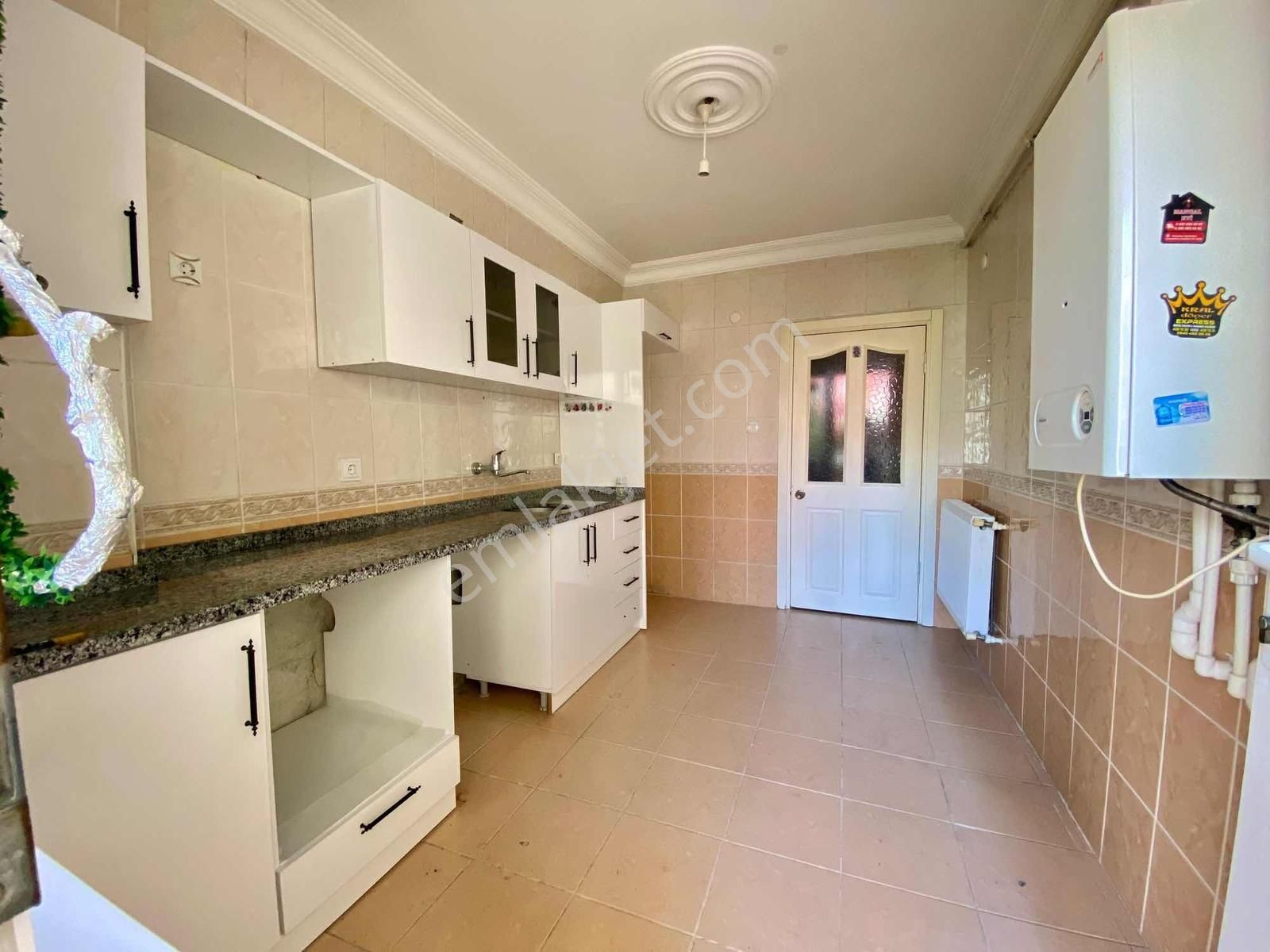 Reşadiye Mahallesinde Ara Katta Asansörlü 3+1 Kıralık Daire - Görsel 23