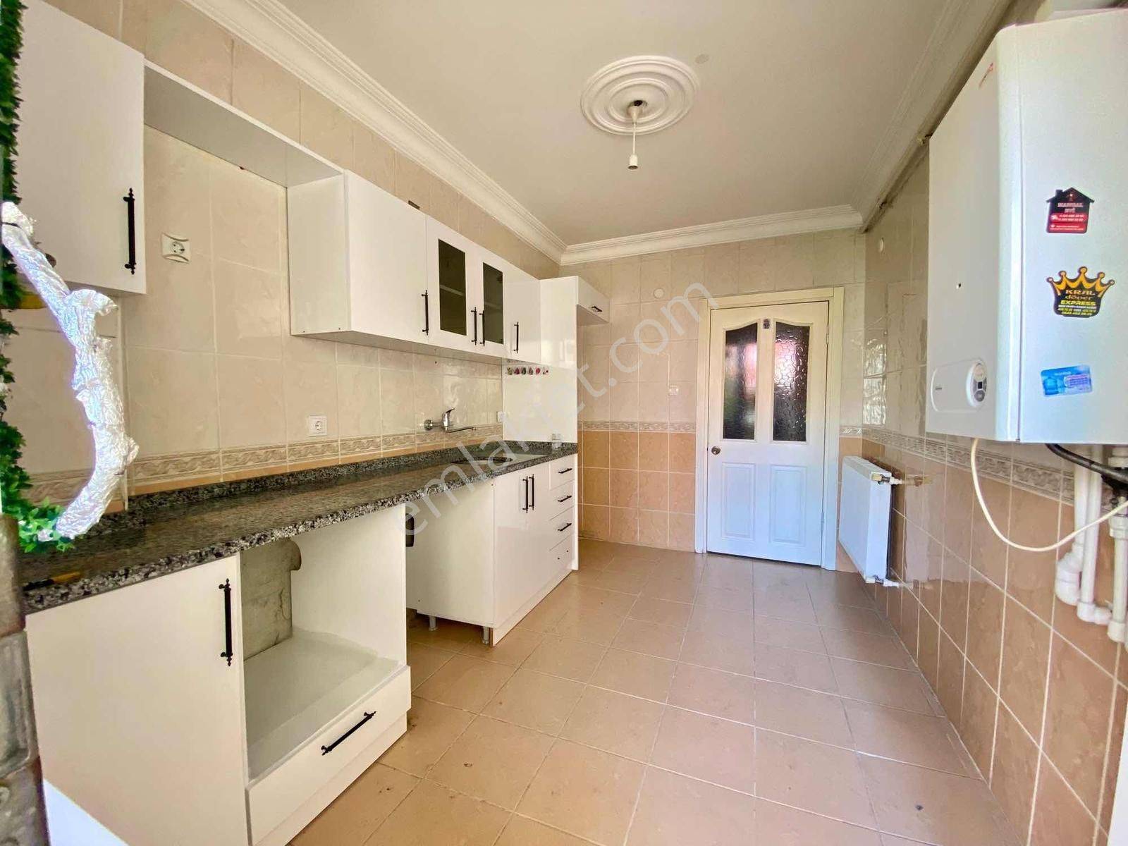 Reşadiye Mahallesinde Ara Katta Asansörlü 3+1 Kıralık Daire - Görsel 12