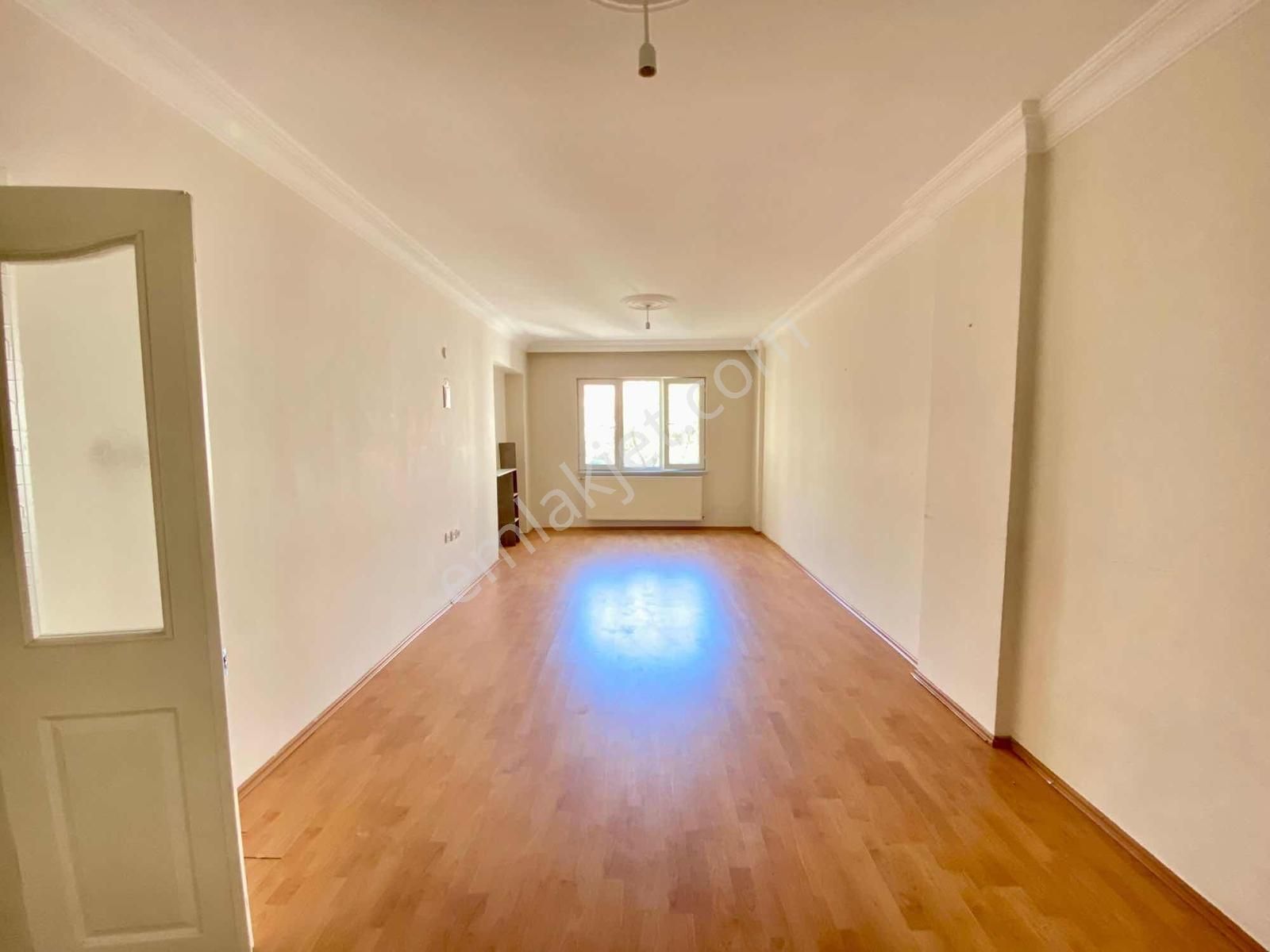 Reşadiye Mahallesinde Ara Katta Asansörlü 3+1 Kıralık Daire - Görsel 1