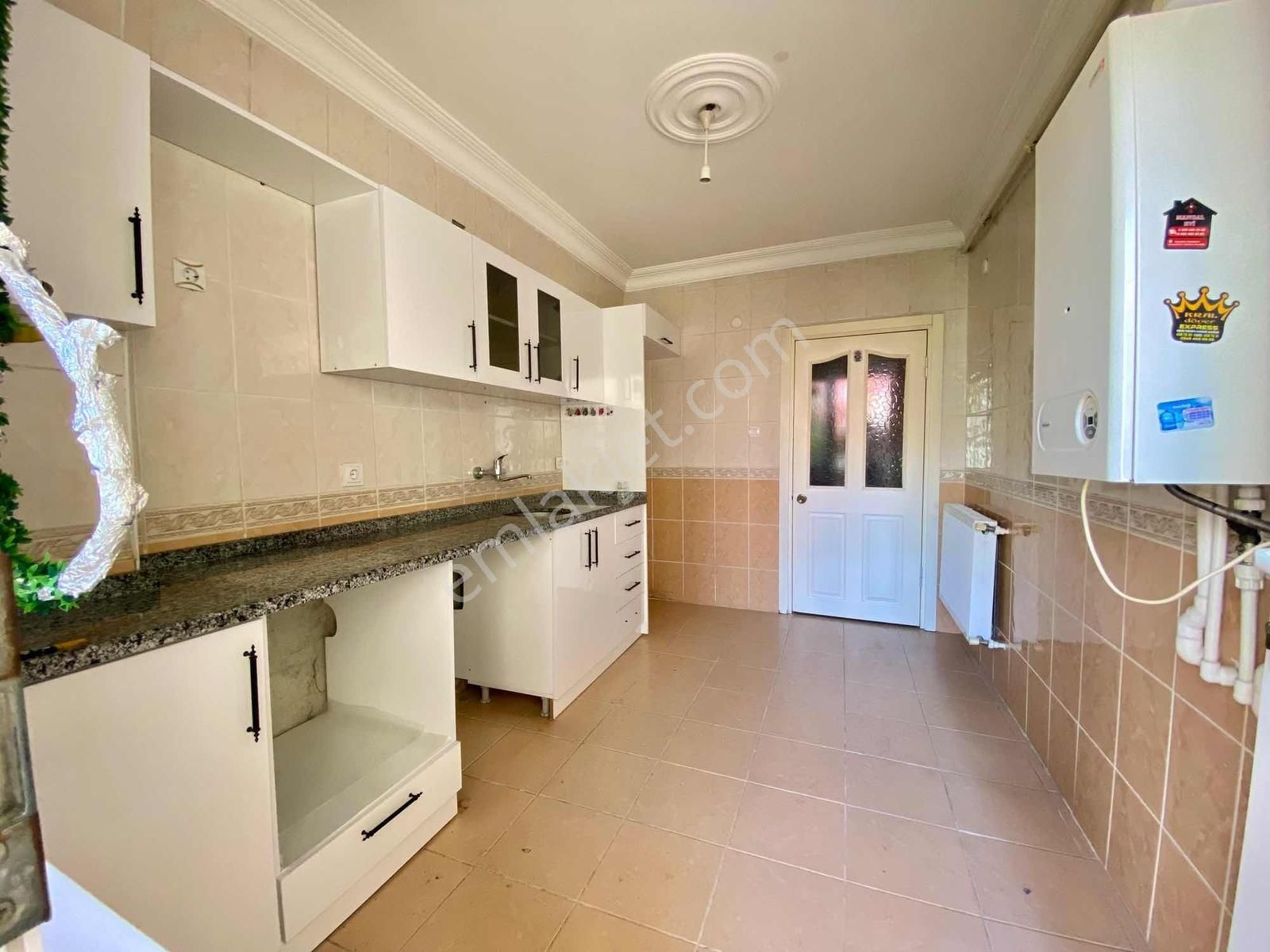 Reşadiye Mahallesinde Ara Katta Asansörlü 3+1 Kıralık Daire - Görsel 2