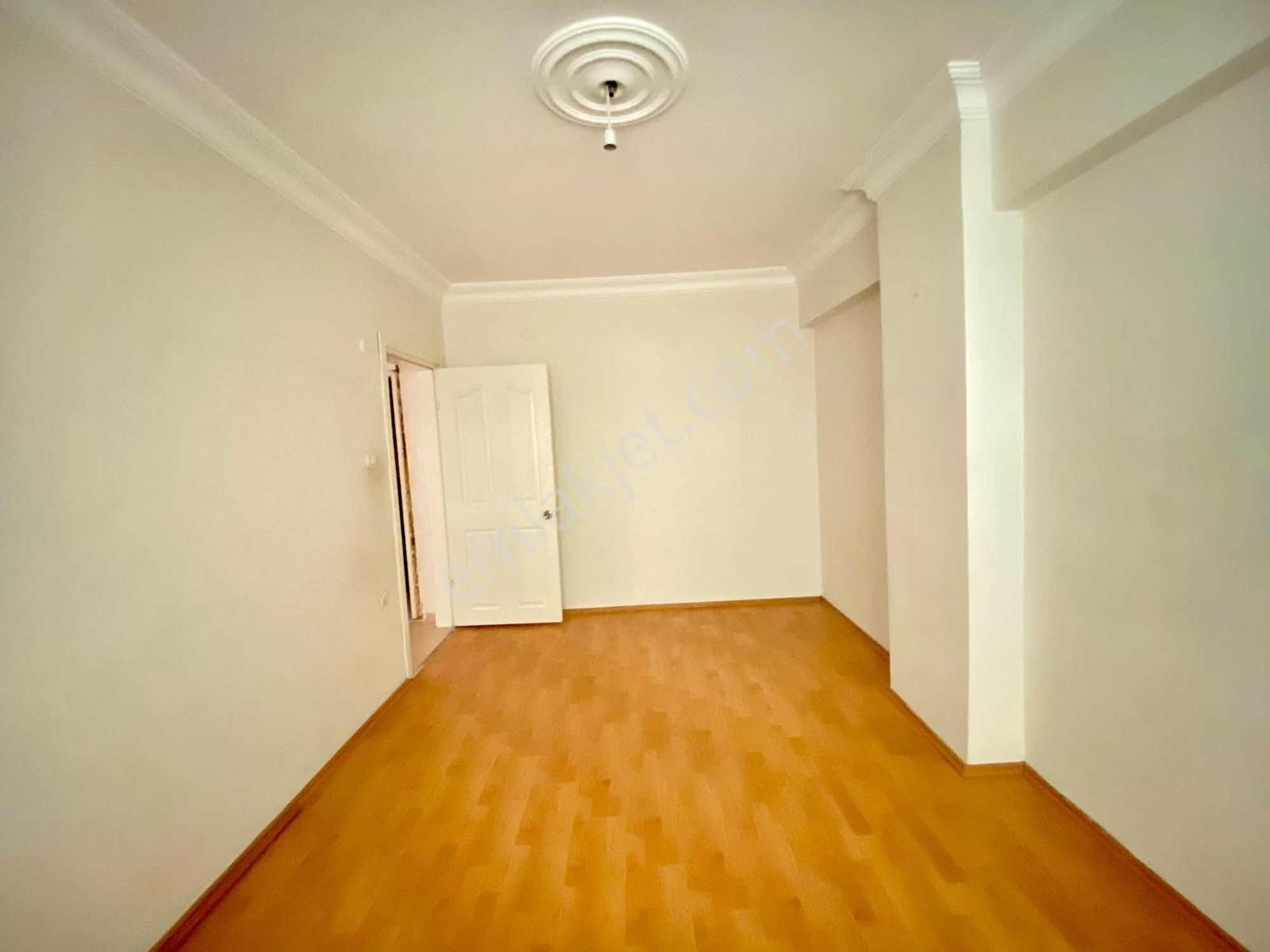 Reşadiye Mahallesinde Ara Katta Asansörlü 3+1 Kıralık Daire - Görsel 4