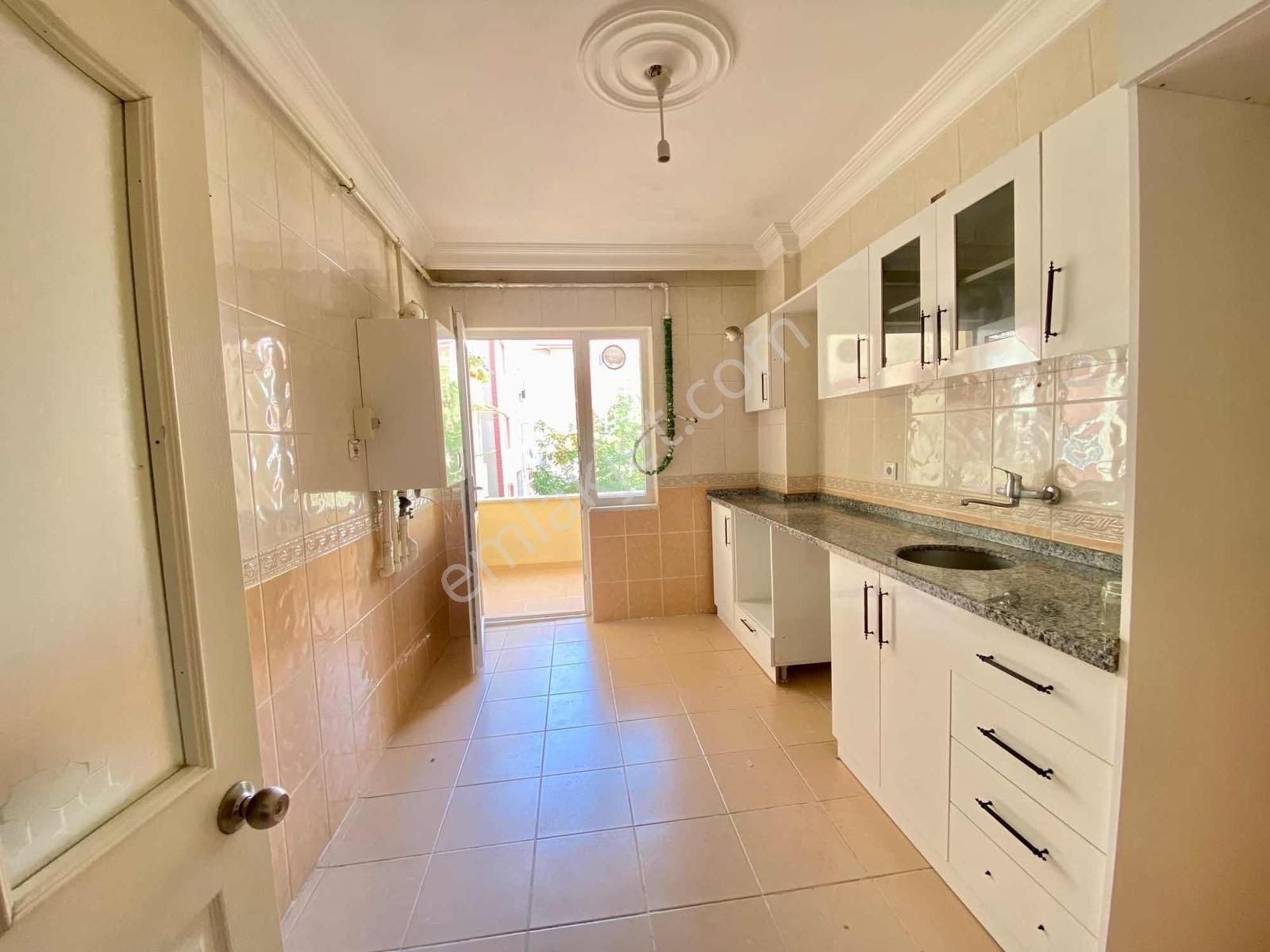 Reşadiye Mahallesinde Ara Katta Asansörlü 3+1 Kıralık Daire - Görsel 14