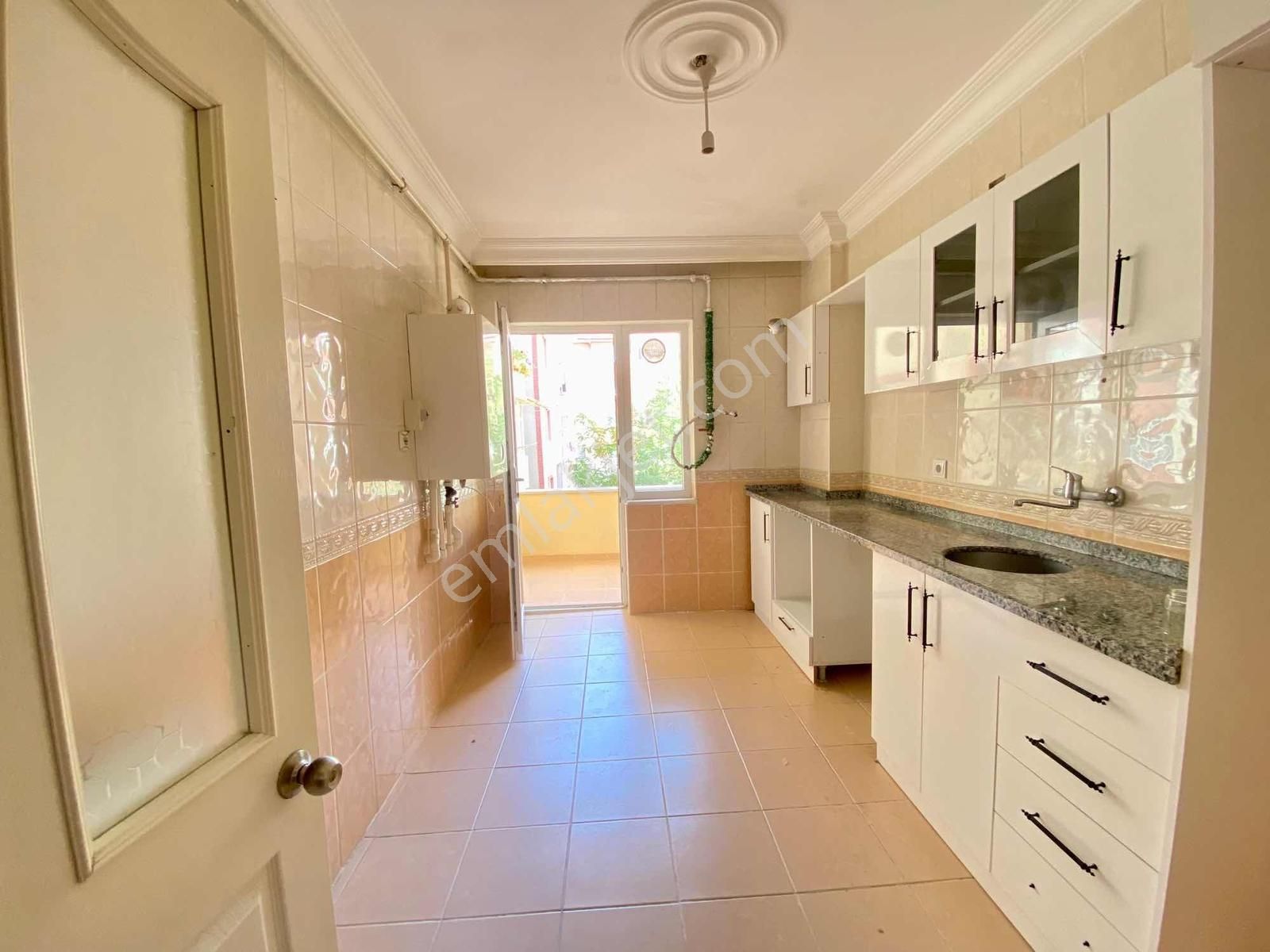 Reşadiye Mahallesinde Ara Katta Asansörlü 3+1 Kıralık Daire - Görsel 13