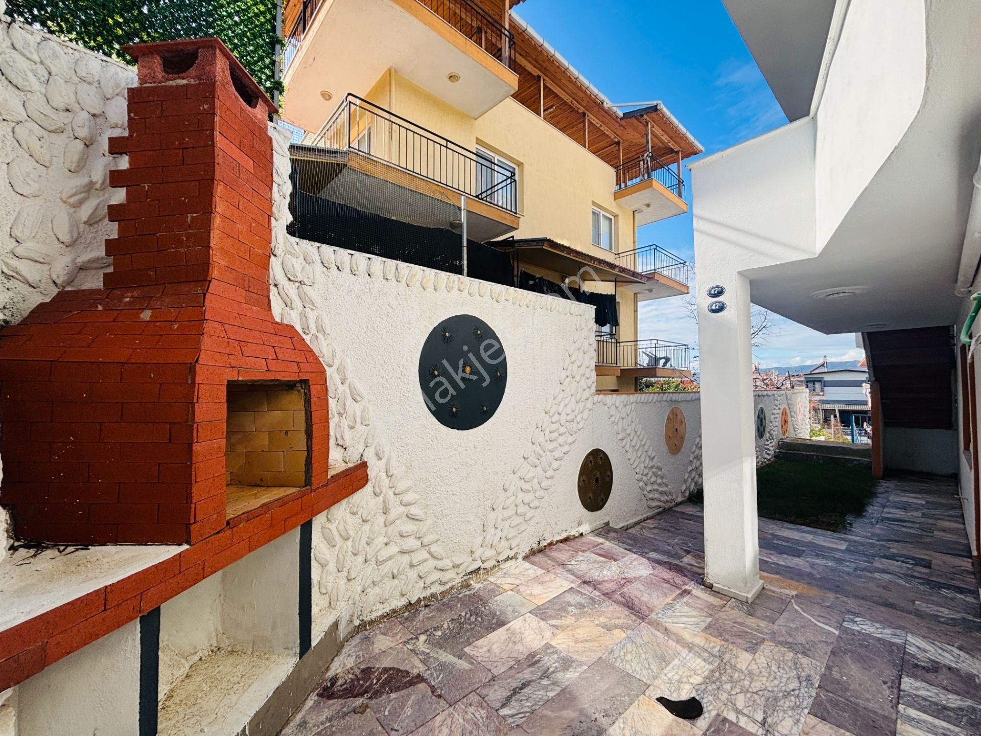 İzmir Seferihisar Ürkmez'de Merkezi Konumda Bahçeli Sıfır Yapılı 2+1 Satılık Daire