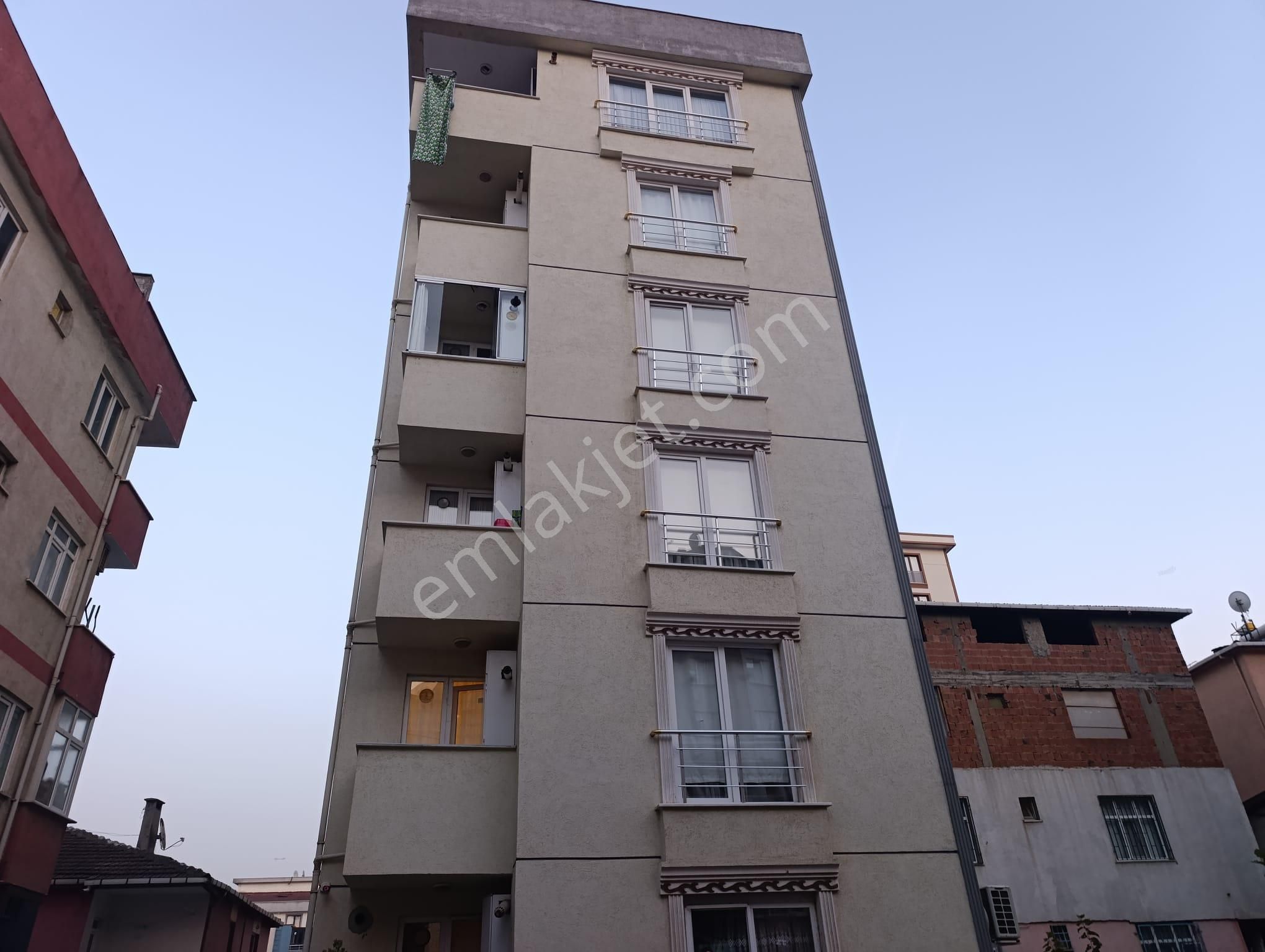 Pendik Esenyalı Fatih Mahallesi"de Asansörlü Oto Parklı 2+1 90m2 Daire