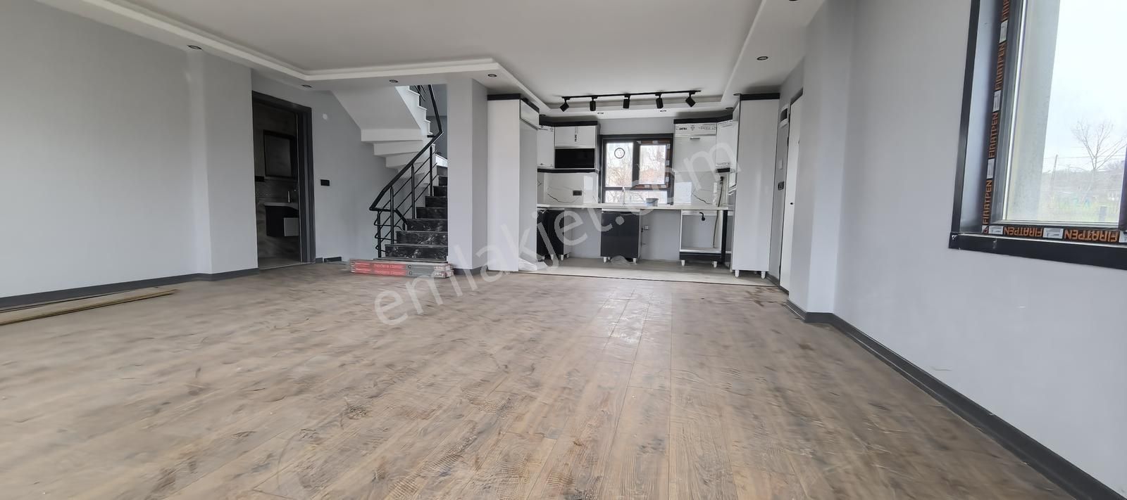 Yenice Sahile 330 Mt Mesafede 4+1+ Kiler Sıfır İskanlı Villa - Görsel 5