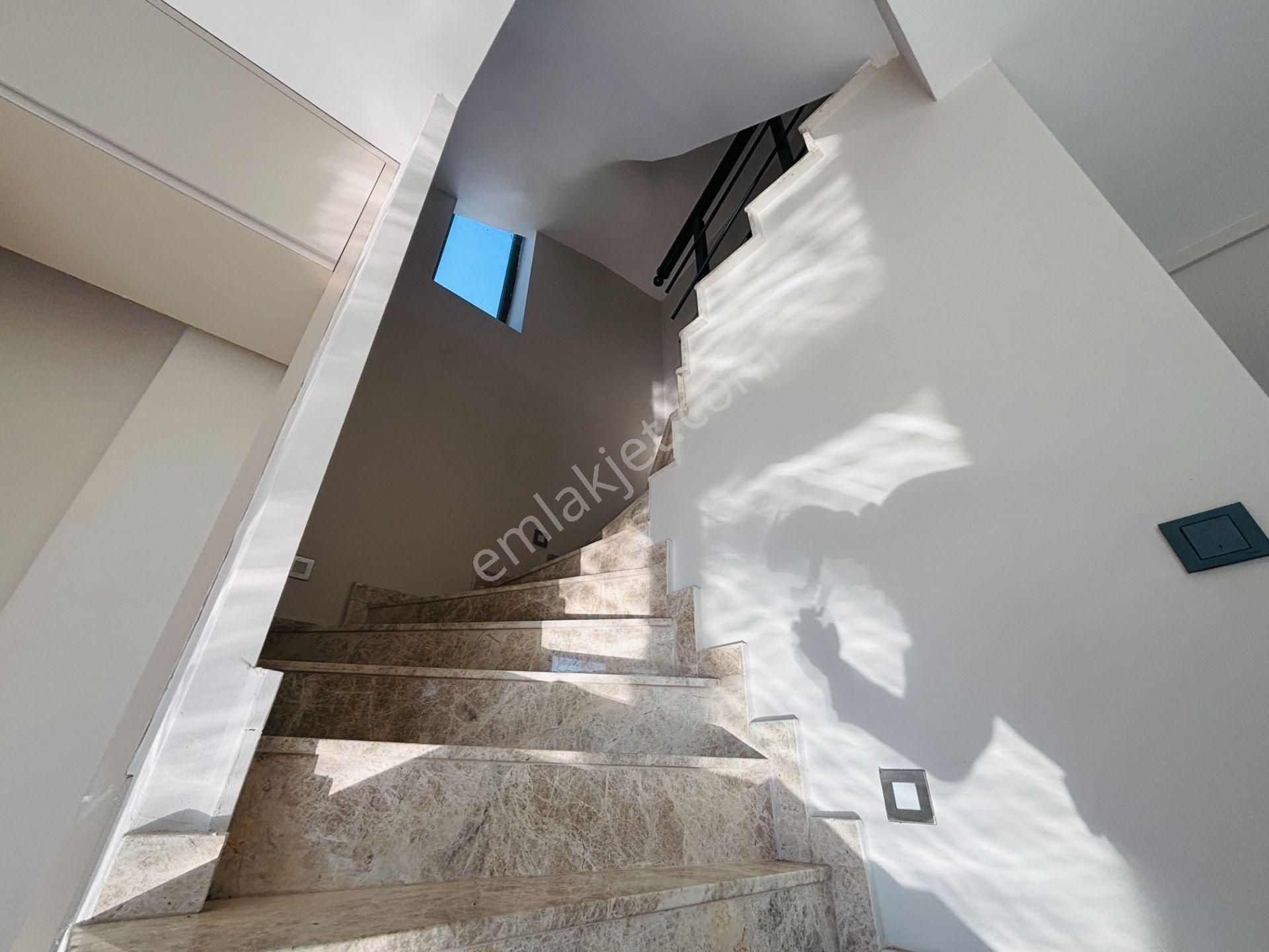 İzmir Seferihisar Atatürk Mahallesi’nde Denize Sıfır Müstakil Tapulu 3+1 Tripleks Yazlık Villa - Görsel 17