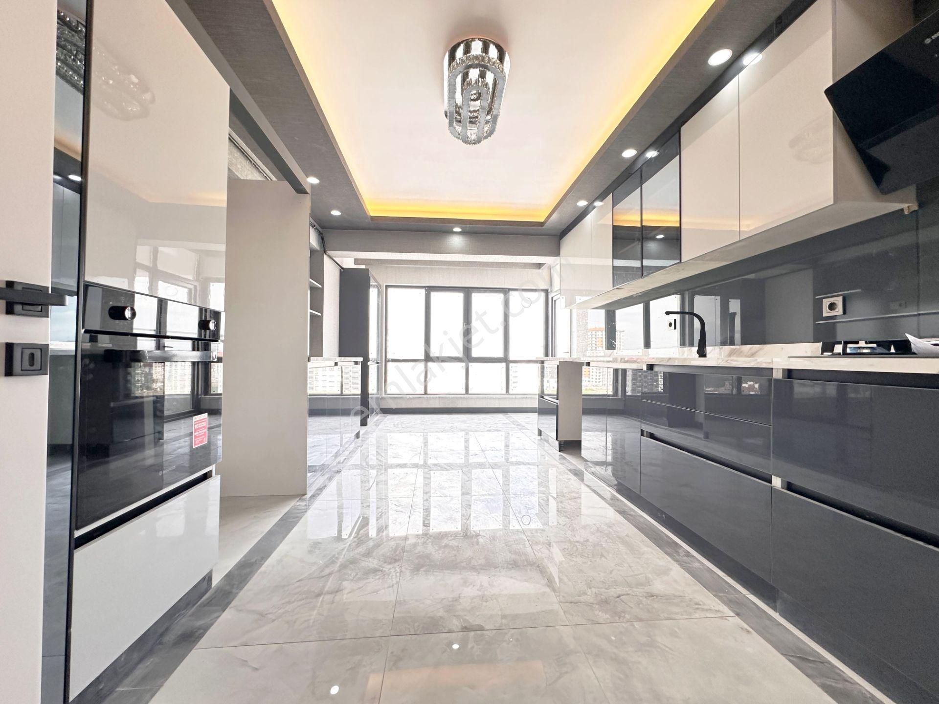 Pursaklar Mehmet Zengin Emlak'tan Teras Balkonlu Yerden Isıtmalı 7.kat 4+1 Ultra Lüks Sitede Daire