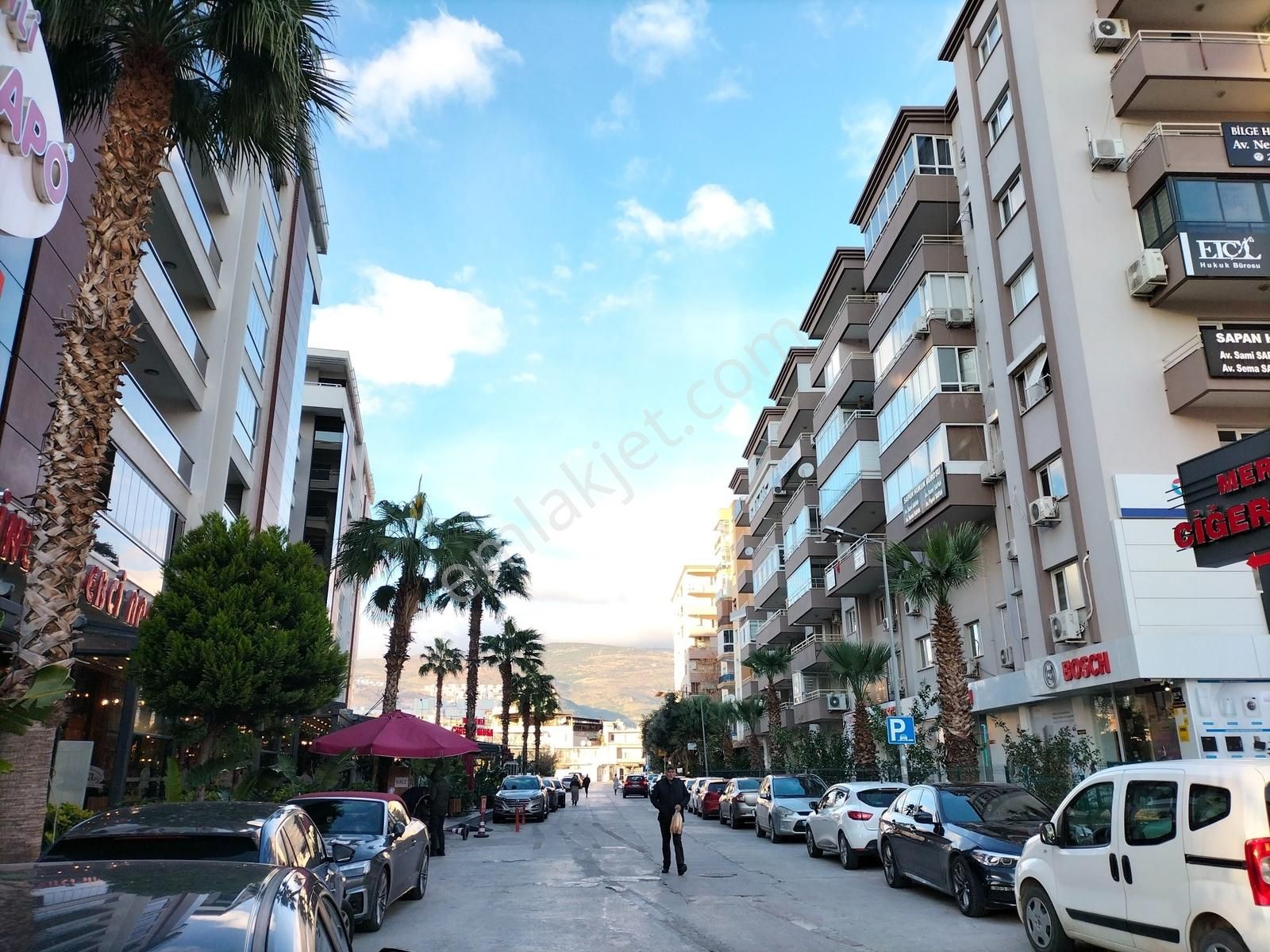 Bayraklı Site İçinde Kiralık Geniş 3+1