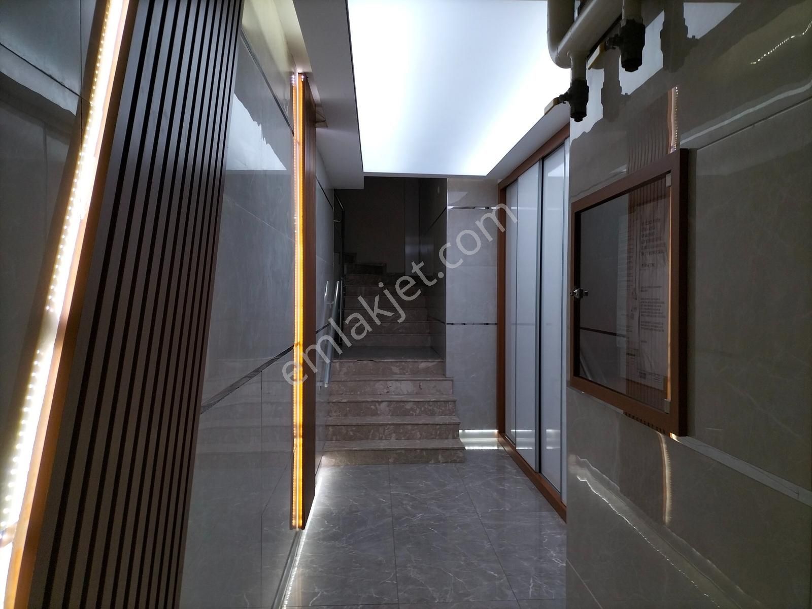 Bayraklı Site İçinde Kiralık Geniş 3+1 - Görsel 17