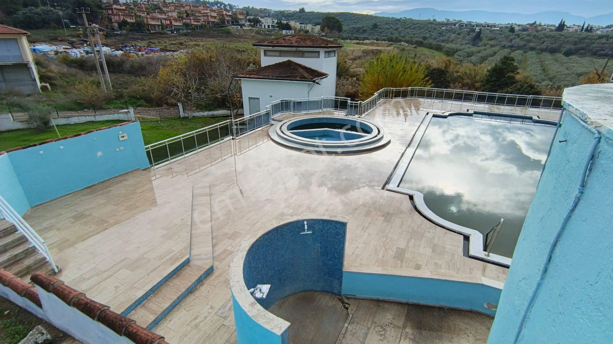 Kuşadası Karaovada Havuzlu Sitede Müstakil Bahçeli Fırsat 5+1 Tripleks Villa - Görsel 2