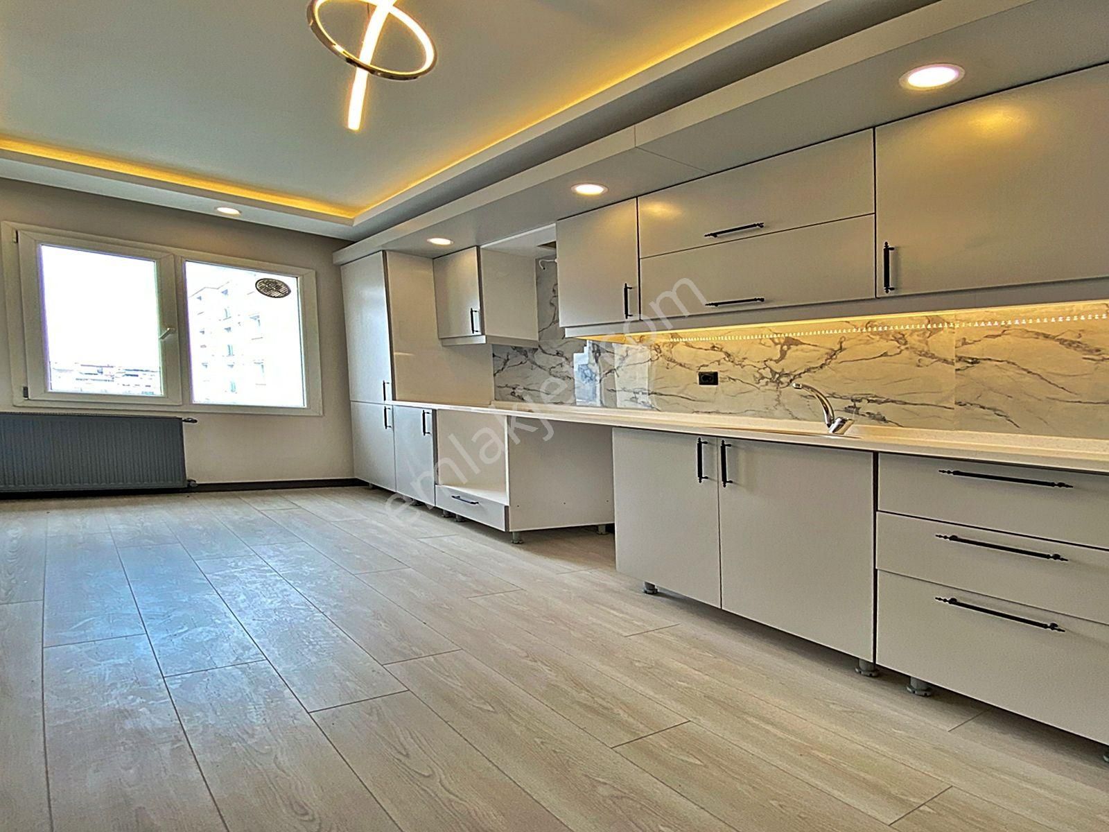 Esenyurt Üçevler Mahallesinde Minimal Dekorlu Geniş Arakat 2+1 Daire - Görsel 4