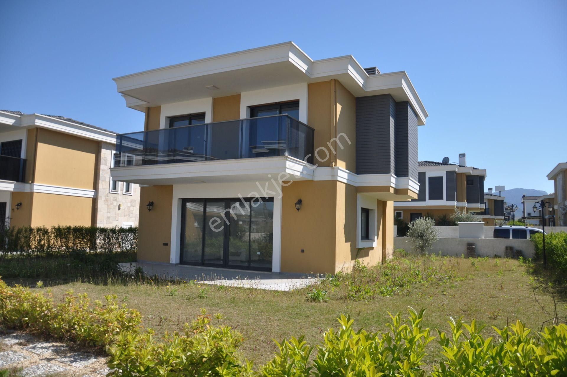 Davutlar Sahilde Denize 550mt Müstakil Geniş Bahçeli 3+1 Yeni Villa