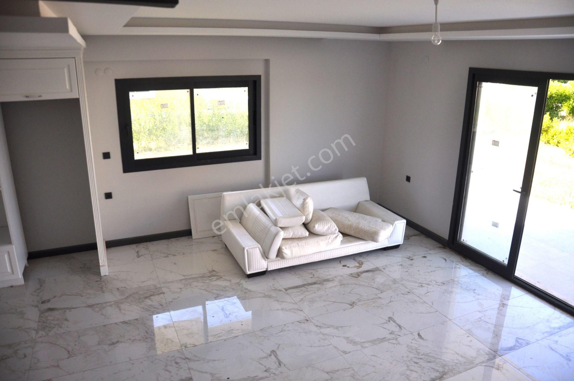 Davutlar Sahilde Denize 550mt Müstakil Geniş Bahçeli 3+1 Yeni Villa - Görsel 23