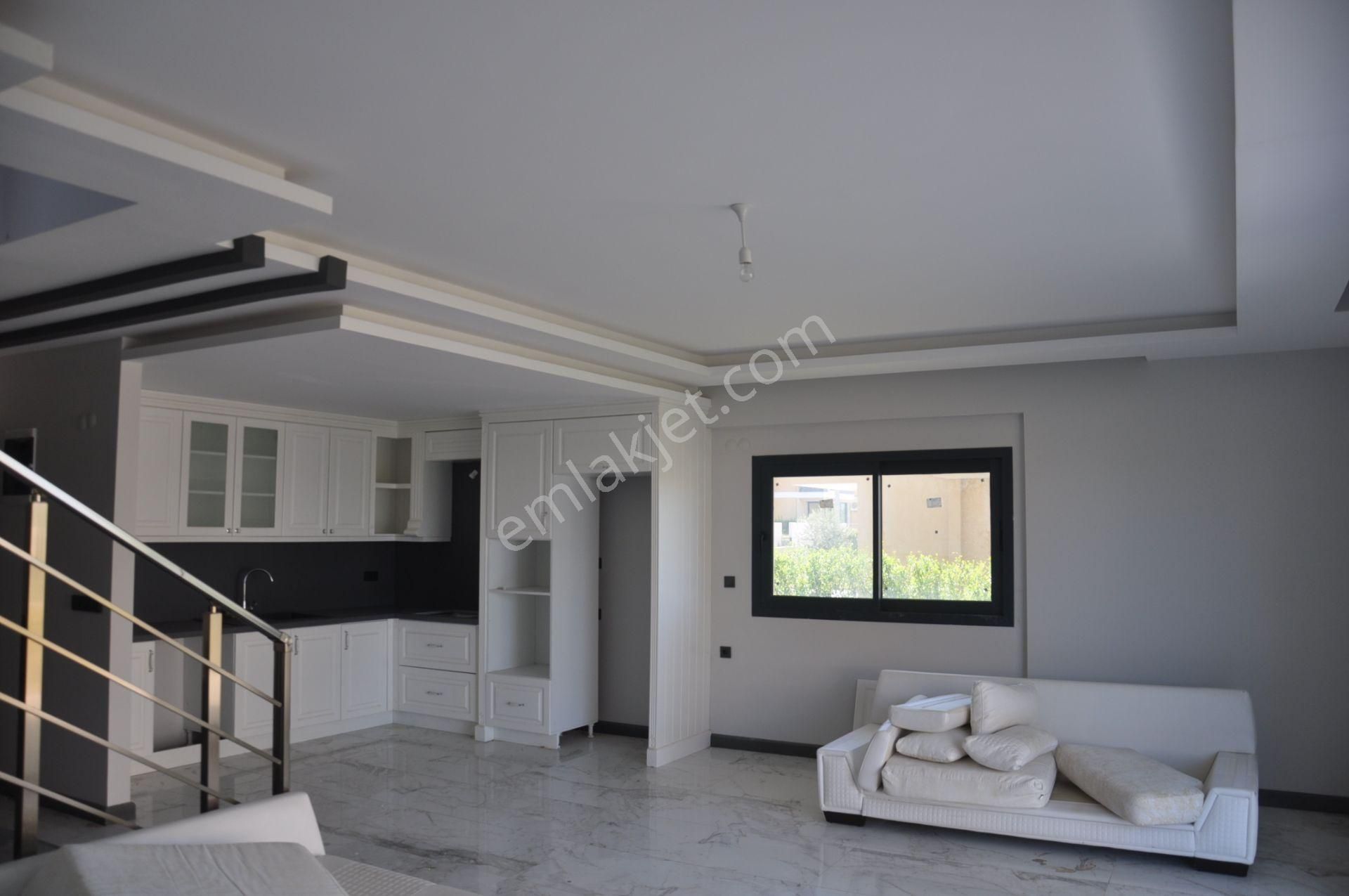 Davutlar Sahilde Denize 550mt Müstakil Geniş Bahçeli 3+1 Yeni Villa - Görsel 24