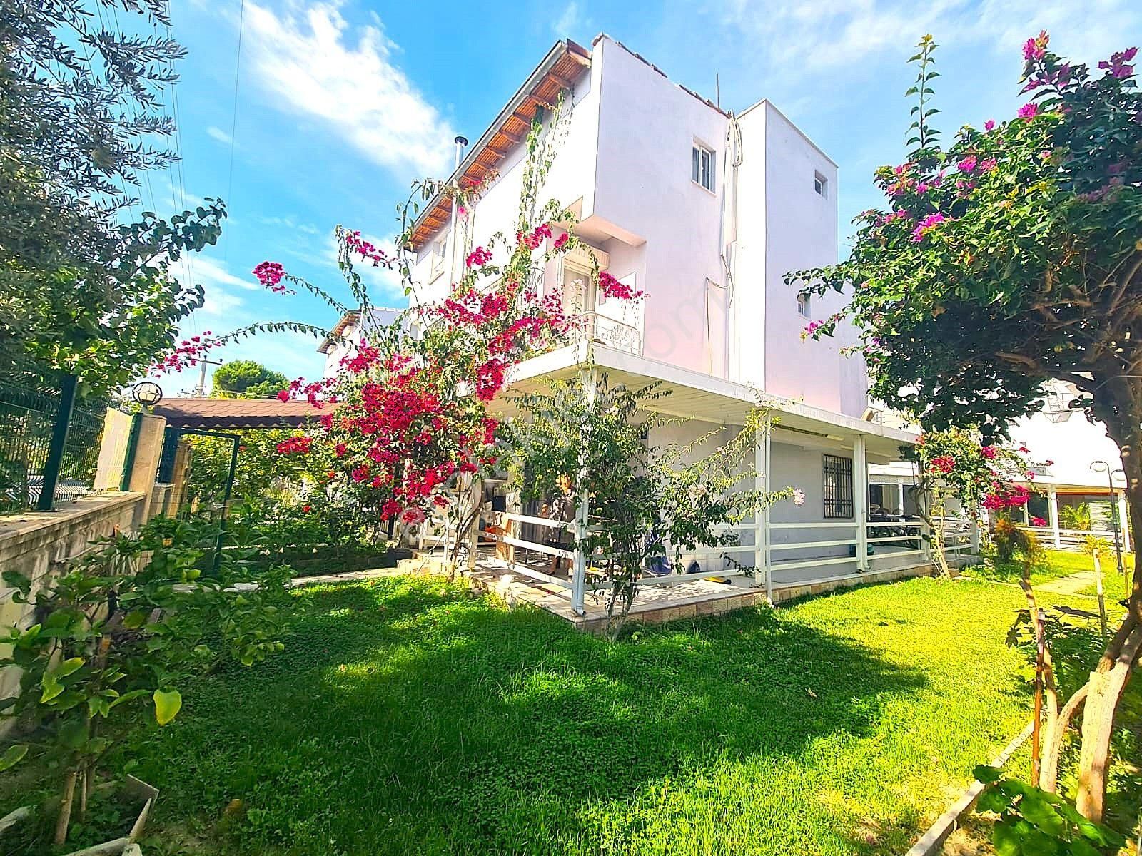 Kuşadası Sahil Sitelerin De Havuzlu Site De Denize Yakın Geniş Ferah 3+1 Tripleks Yazlık - Görsel 6