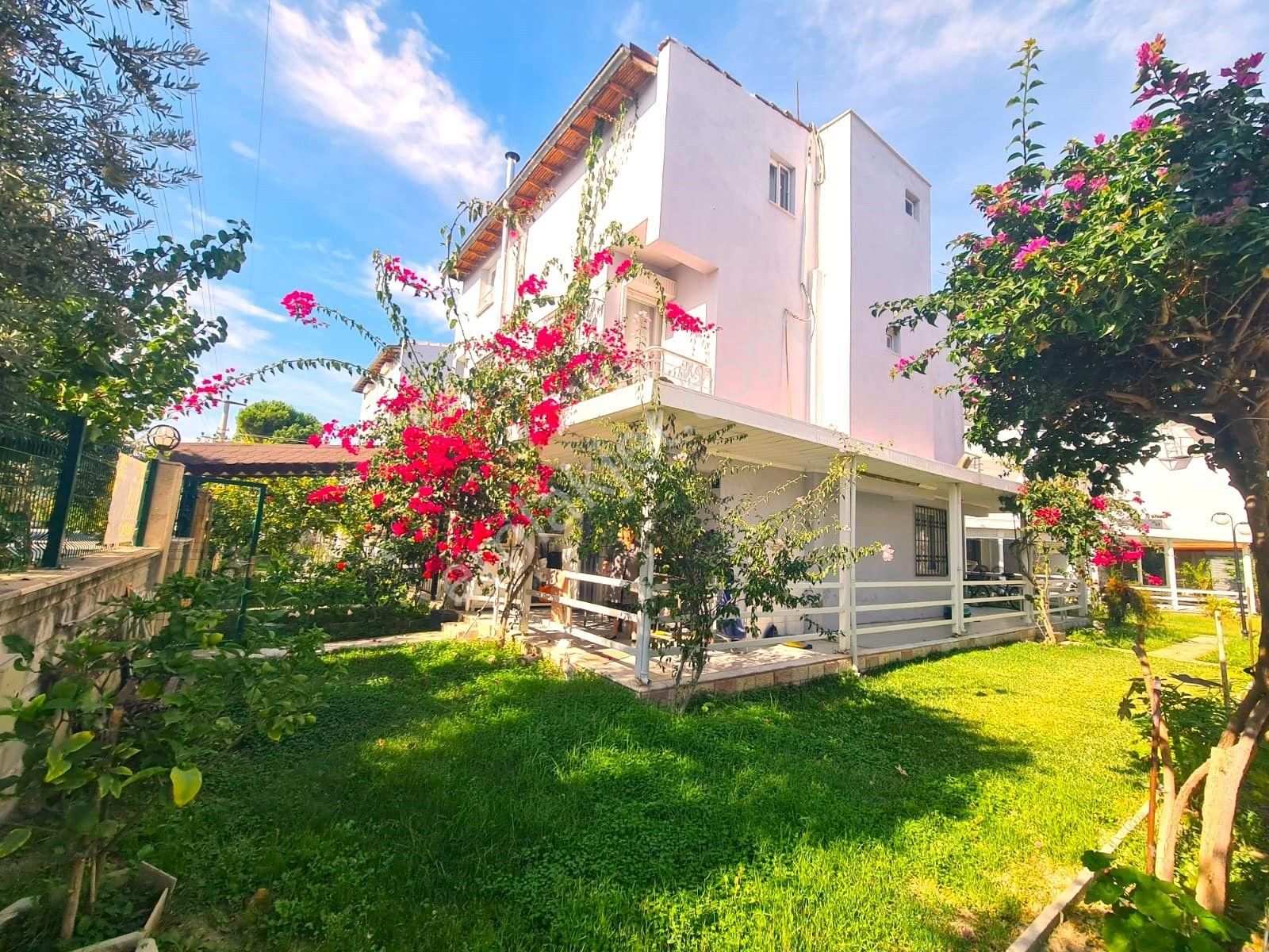 Kuşadası Sahil Sitelerin De Havuzlu Site De Denize Yakın Geniş Ferah 3+1 Tripleks Yazlık - Görsel 2