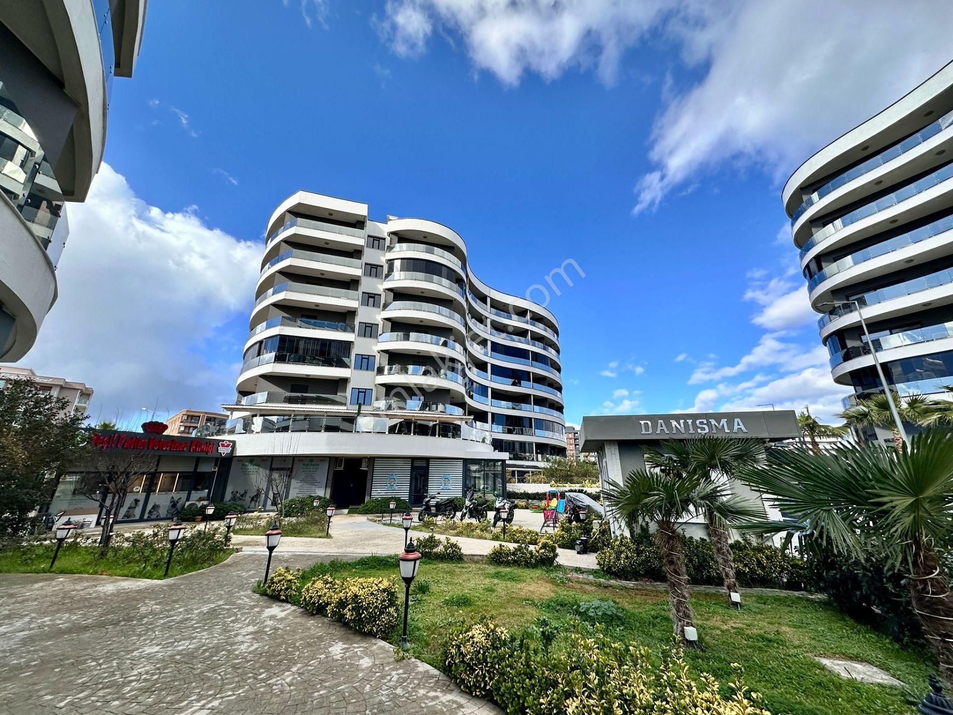 Çiğli’nin En Seçkin Yaşam Alanında, Havuz Cepheli, Eşyalı, Modern 1+1 Satılık