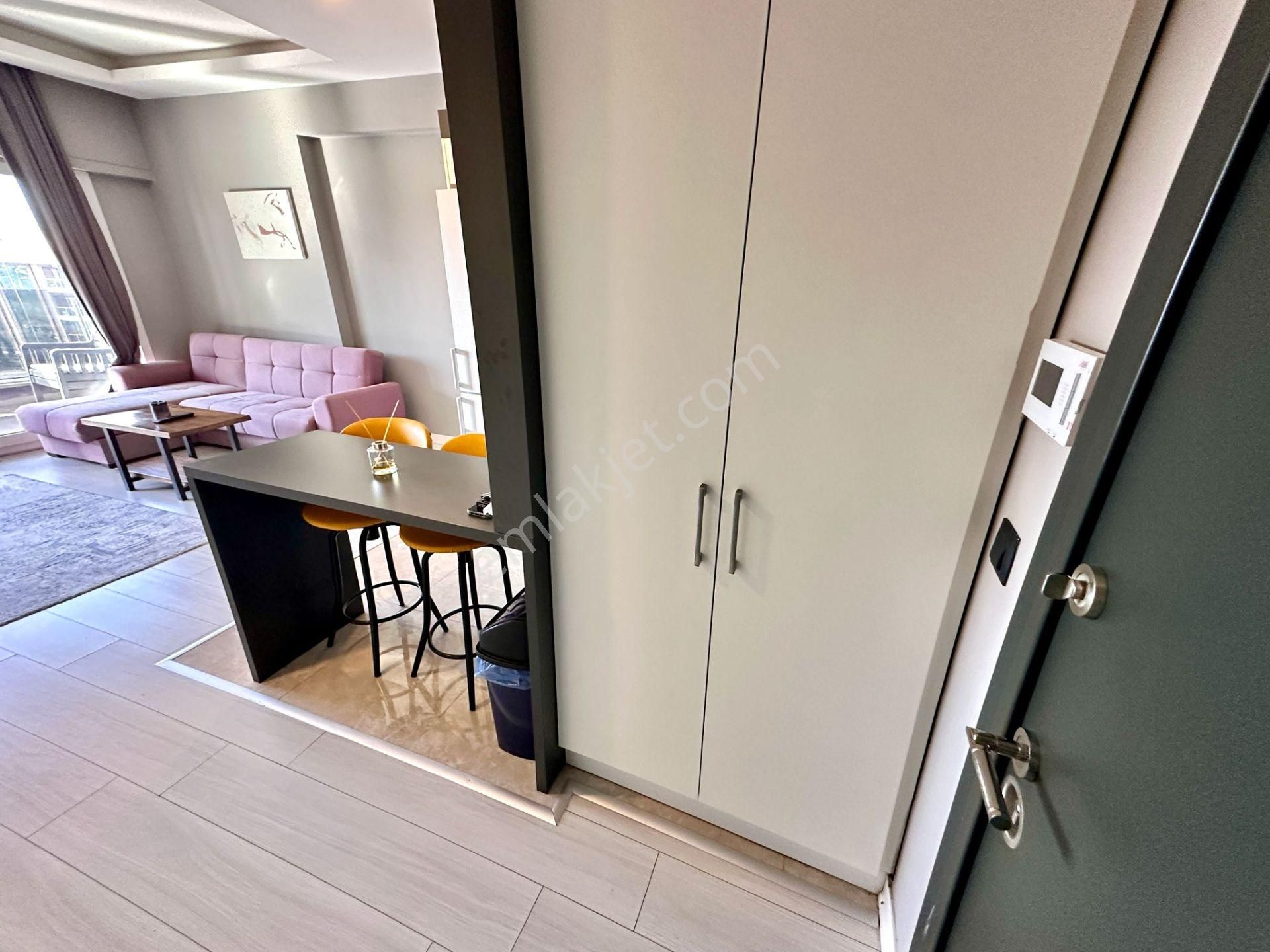 Çiğli’nin En Seçkin Yaşam Alanında, Havuz Cepheli, Eşyalı, Modern 1+1 Satılık - Görsel 14