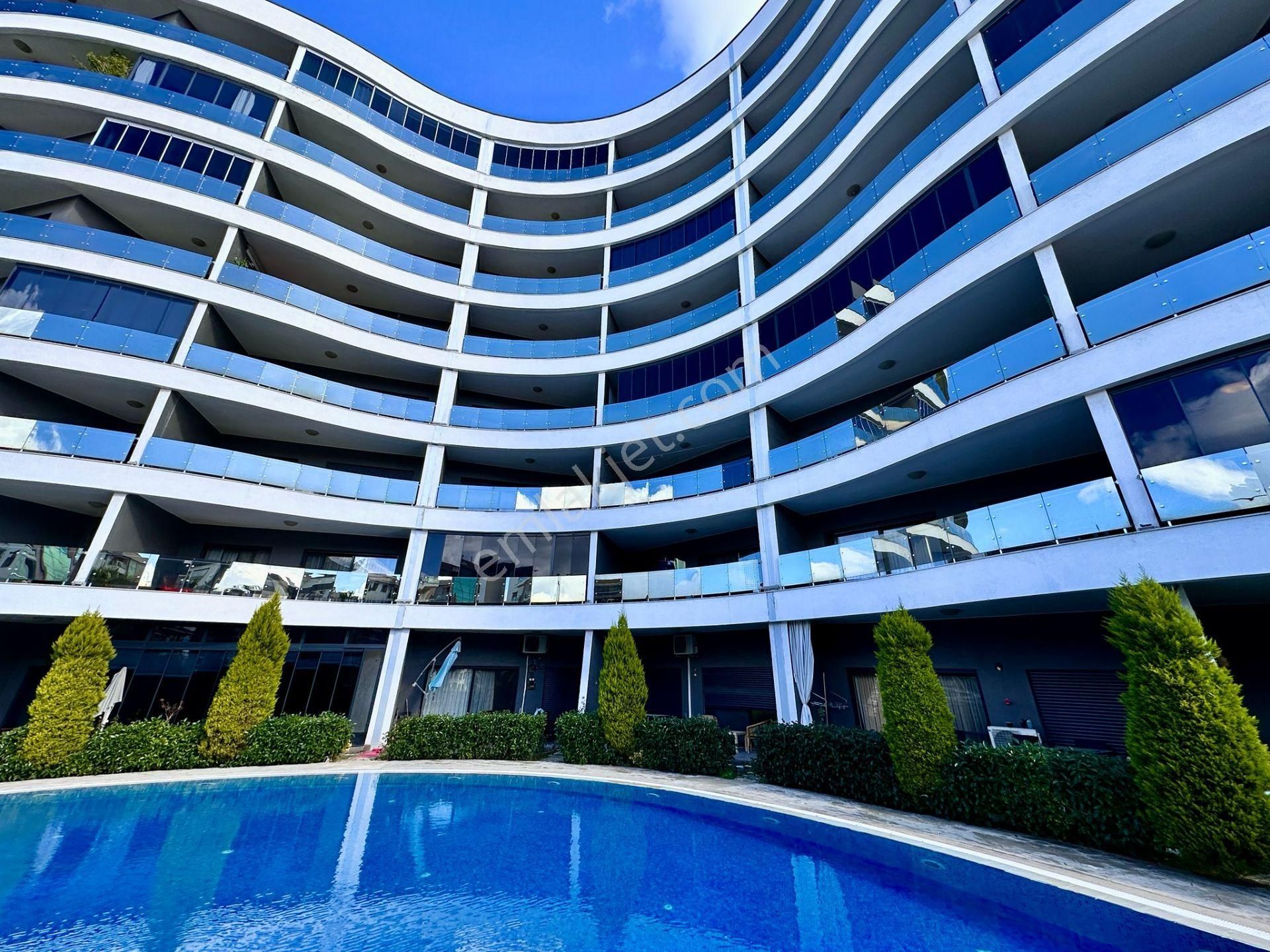 Çiğli’nin En Seçkin Yaşam Alanında, Havuz Cepheli, Eşyalı, Modern 1+1 Satılık - Görsel 2