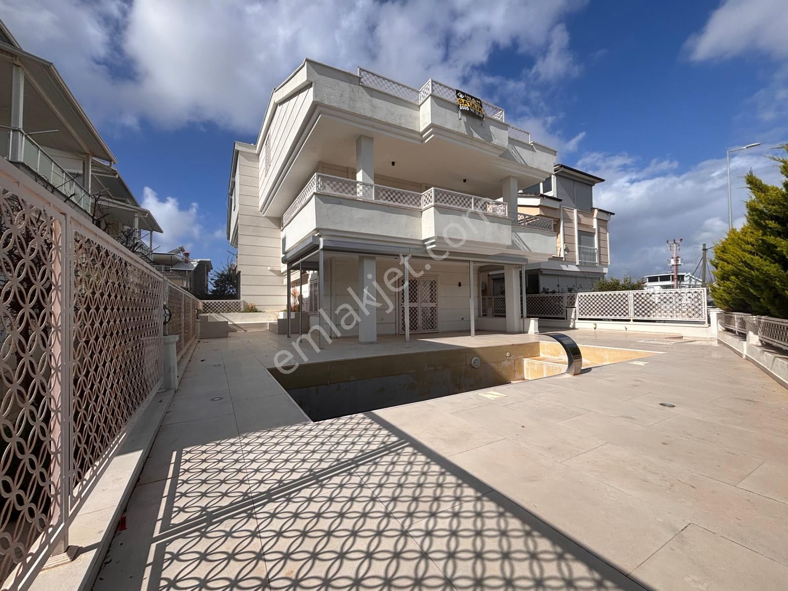 Altınkum Plajına 1 Km Müstakil Havuzlu 4+1 Lüks Villa