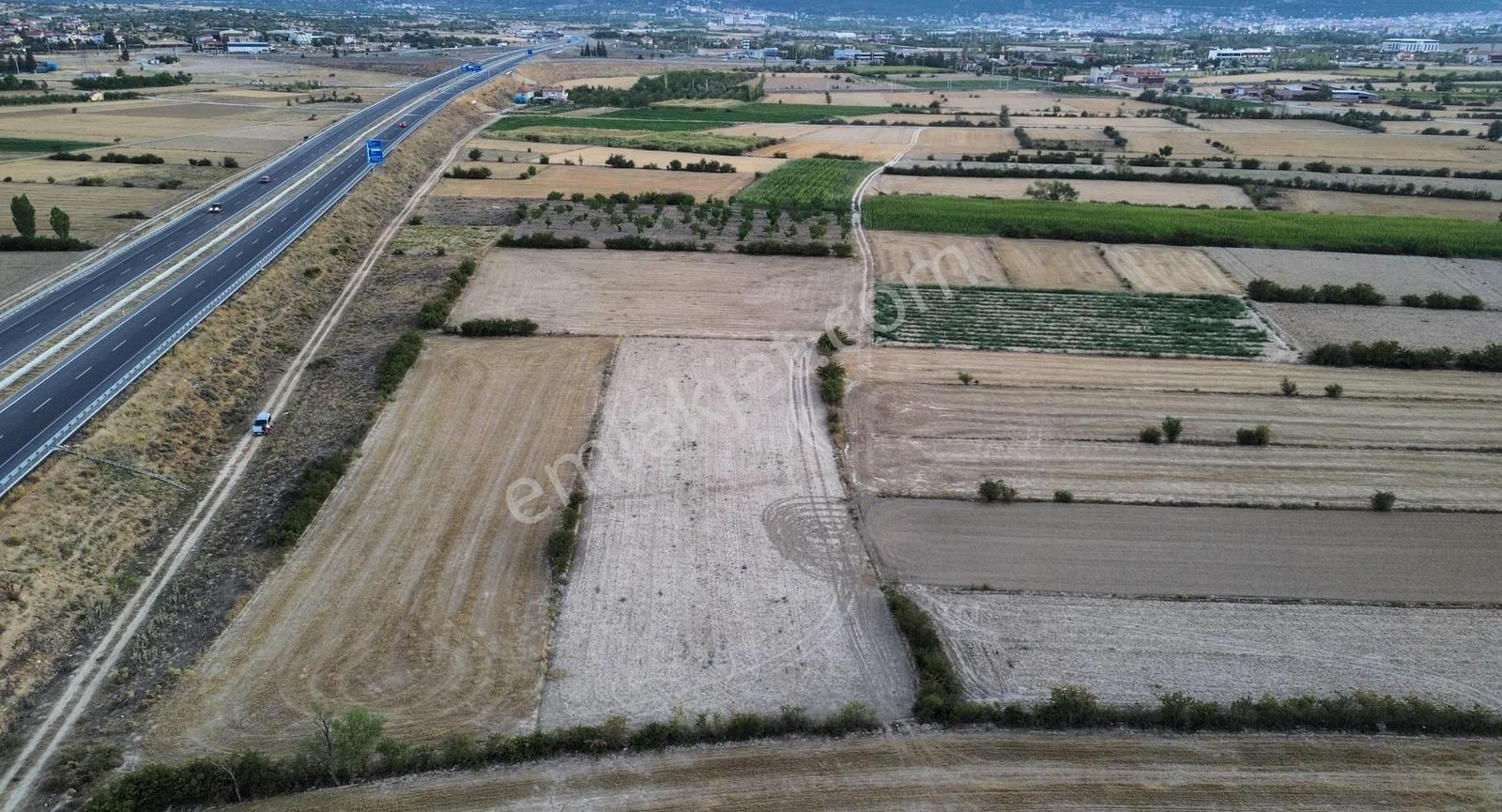 Konya Akşehir Adsız Mah 6.167 M2 Asfalt Cepheli Tarla
