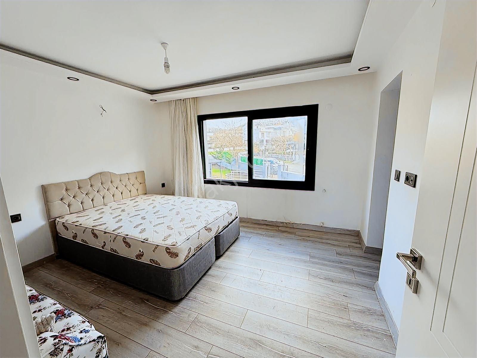 Kuşadası Güzelçamlı Da Deniz Manzaralı Triplex Eşyalı Villa - Görsel 15