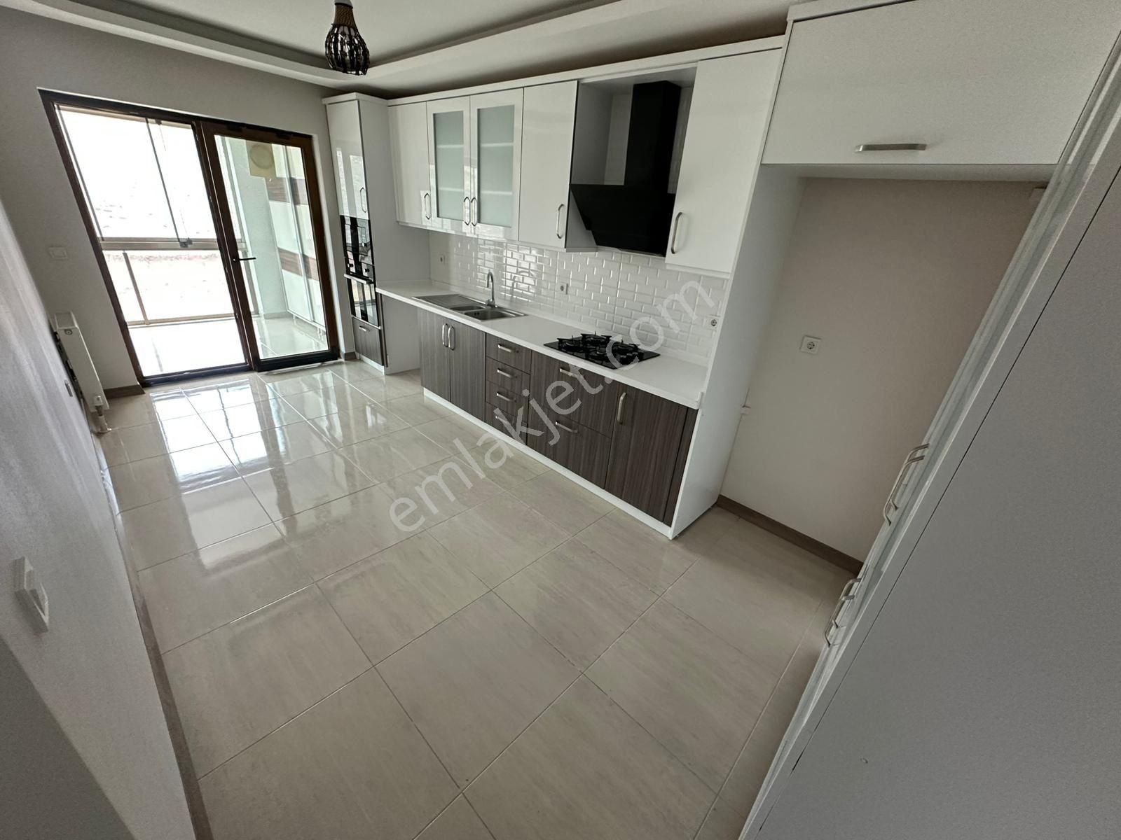 Koza Emlak'tan Törekent Mahalesinde Site İçinde Ara Katta Ebevyn Banyolu 4+1 Satılık Daire