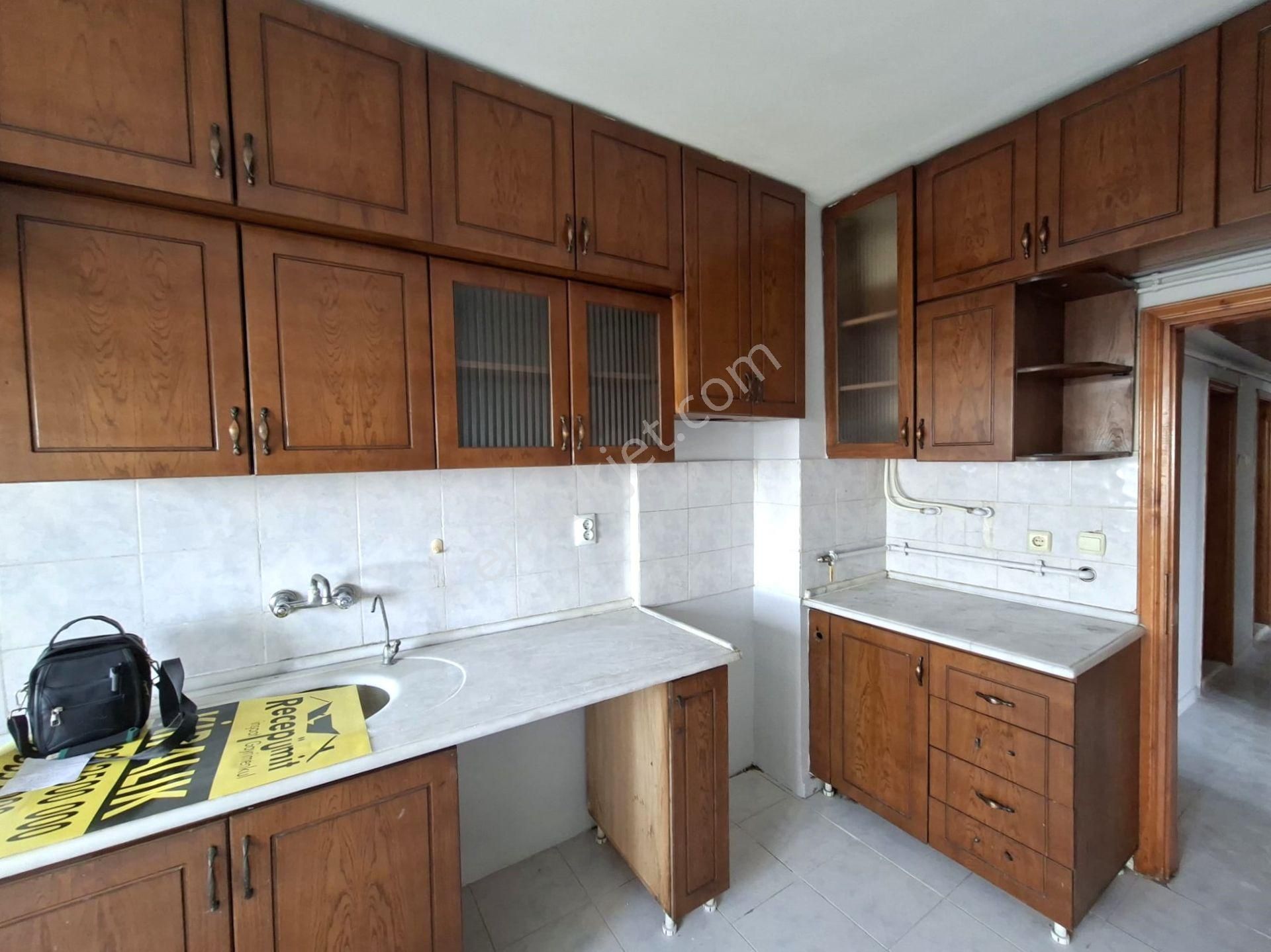 Recep Ümit'ten Gazi Yakup Satar Caddesi Üzeri , Büyük Park Karşısı Satılık 3+1 Asansörlü Daire. - Görsel 3