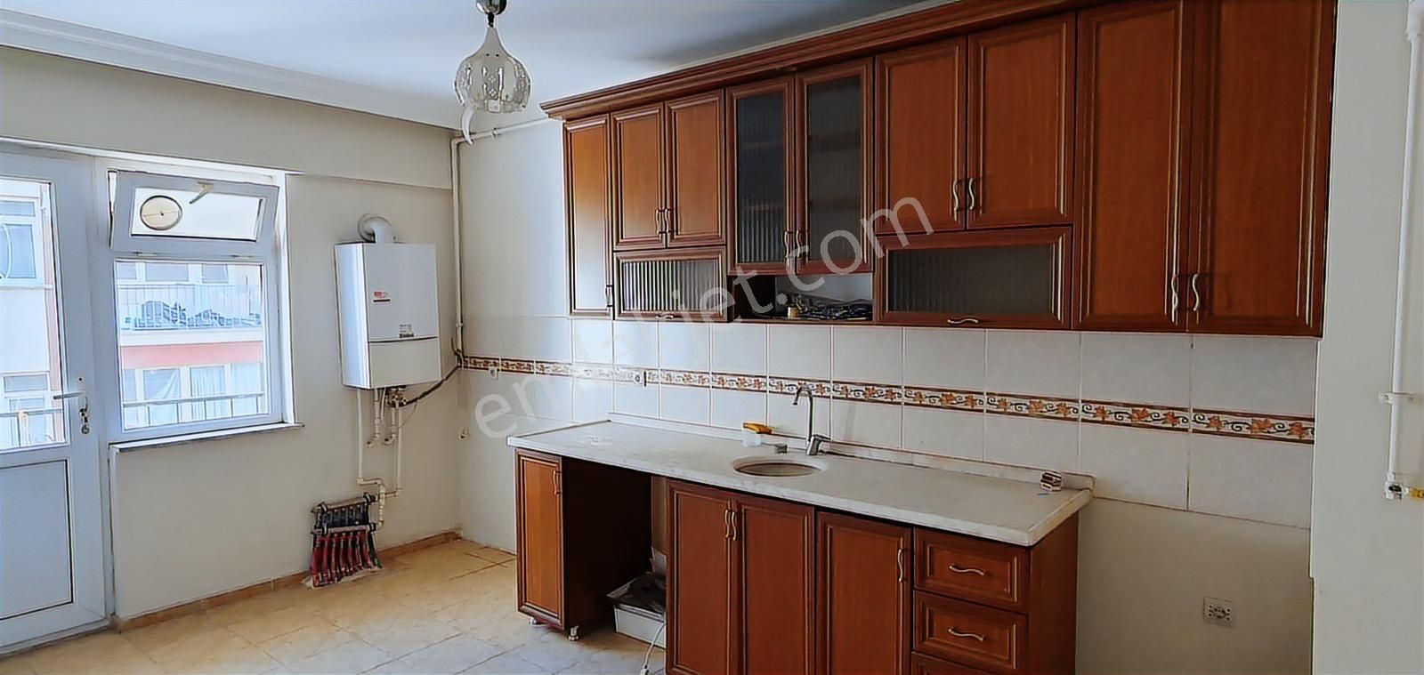 Bahçelievler Mah. Caddeye Yakın Satılık 3+1 Balkonlu, Ara Kat