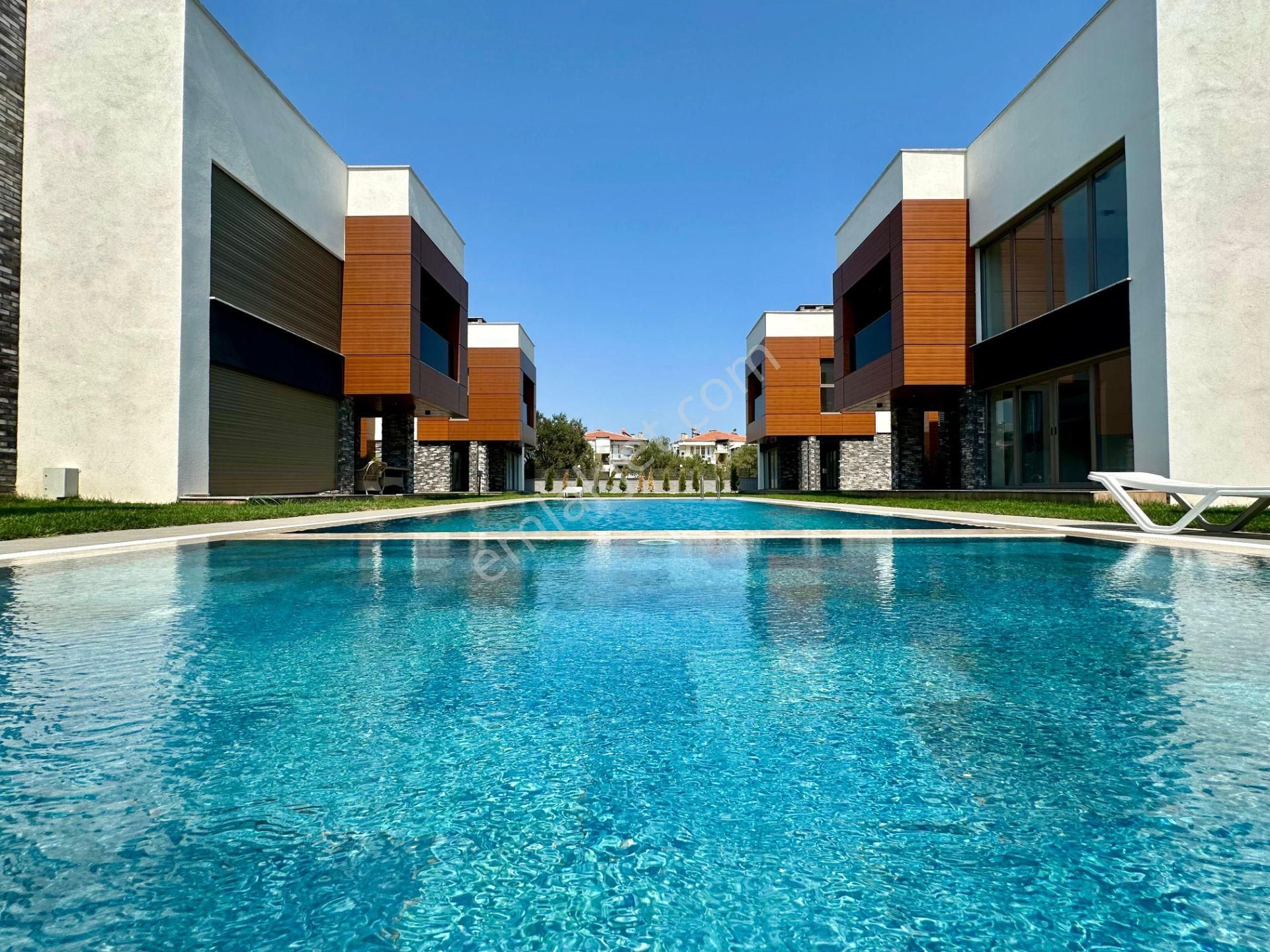 ✨akçay Ay Emlaktan✨güre'de Yolun Altında Yüzme Havuzlu Denize 500 M Satılık 4+1 Loft Müstakil Villa