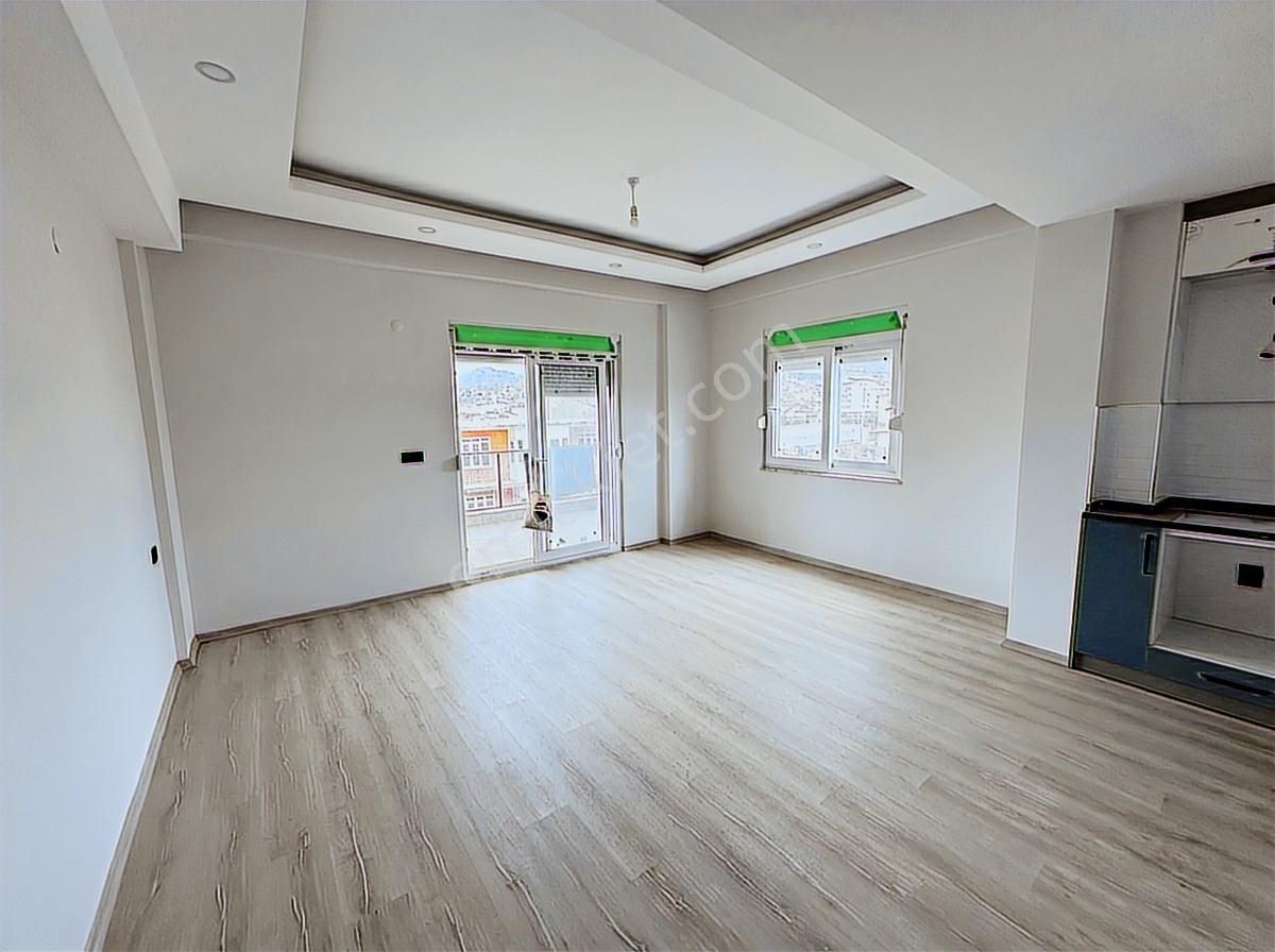 Çarşıya Yakın Yeni Binada Genış Balkonlu 2+1 Daıre - Görsel 2